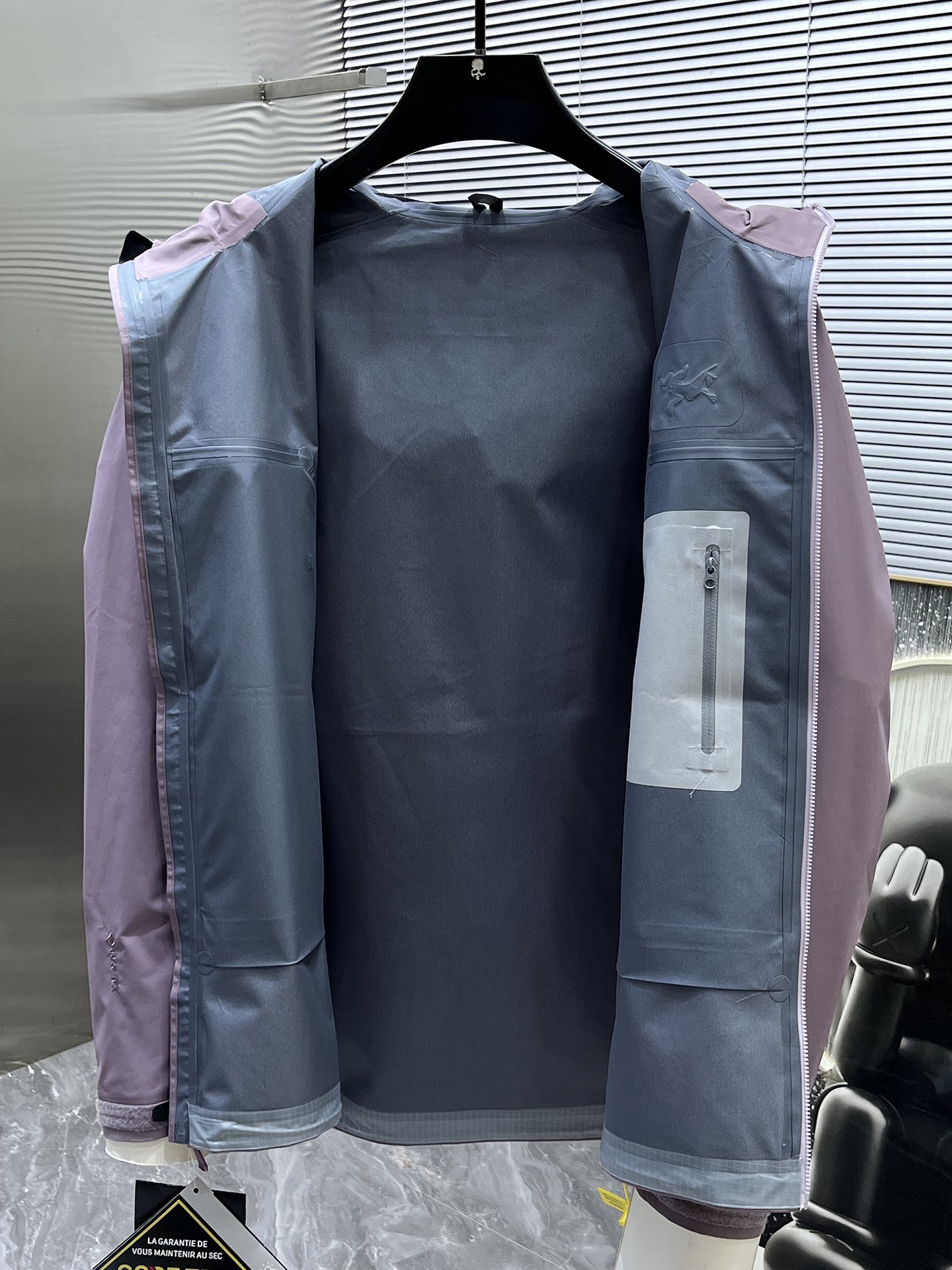 P320  Arcteryx始祖鸟beta lightweight
防水防风透气连帽休闲夹克外套男款
系列连帽城市户外轻量化 防风防水 简约纯色百搭夹克冲锋衣，采用bluesign@认人证的采用带经编背村N40LGORE-TEX面料，
轻量高性能，轻薄而耐磨，防风、防水且透气，适用于多种活动和环境！
胸前采用ARC TERYX徽标四次压胶工艺，整衣3D立体仿生学设计衣长臂弯Tri-Durance防水防雨面料，全套客供辅料，腋下YKK双向拉链，自行区别市面低版本，硬核货，强力推荐入手，上身效果巨好。 
颜色：岩山紫
码数：S M L XL 2XL