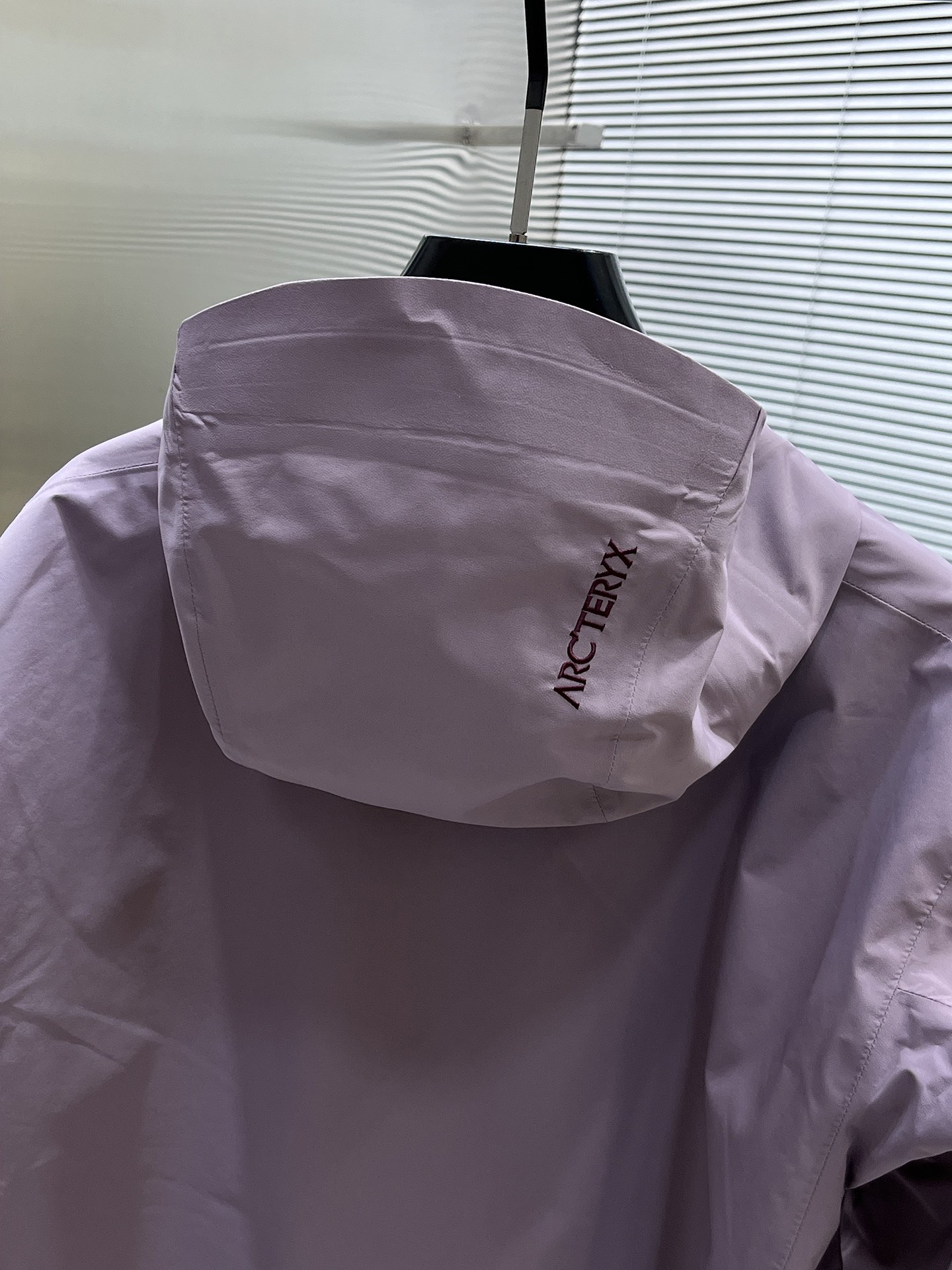 P320  Arcteryx始祖鸟beta lightweight
防水防风透气连帽休闲夹克外套男款
系列连帽城市户外轻量化 防风防水 简约纯色百搭夹克冲锋衣，采用bluesign@认人证的采用带经编背村N40LGORE-TEX面料，
轻量高性能，轻薄而耐磨，防风、防水且透气，适用于多种活动和环境！
胸前采用ARC TERYX徽标四次压胶工艺，整衣3D立体仿生学设计衣长臂弯Tri-Durance防水防雨面料，全套客供辅料，腋下YKK双向拉链，自行区别市面低版本，硬核货，强力推荐入手，上身效果巨好。 
颜色：岩山紫
码数：S M L XL 2XL