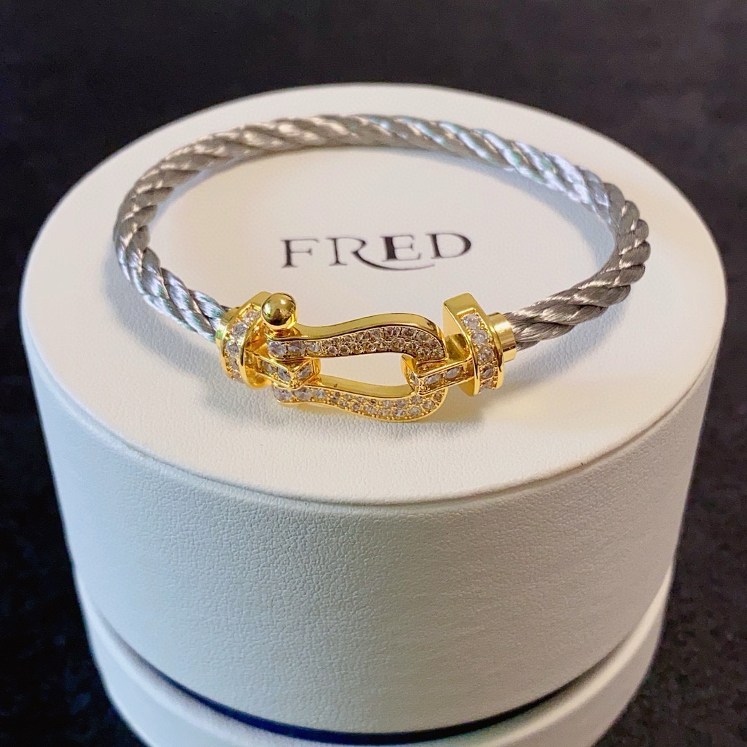 Fred 新品发布 火爆 Fred斐登满钻、半钻、无钻马蹄扣中性款高品质软银丝绳手链手镯
