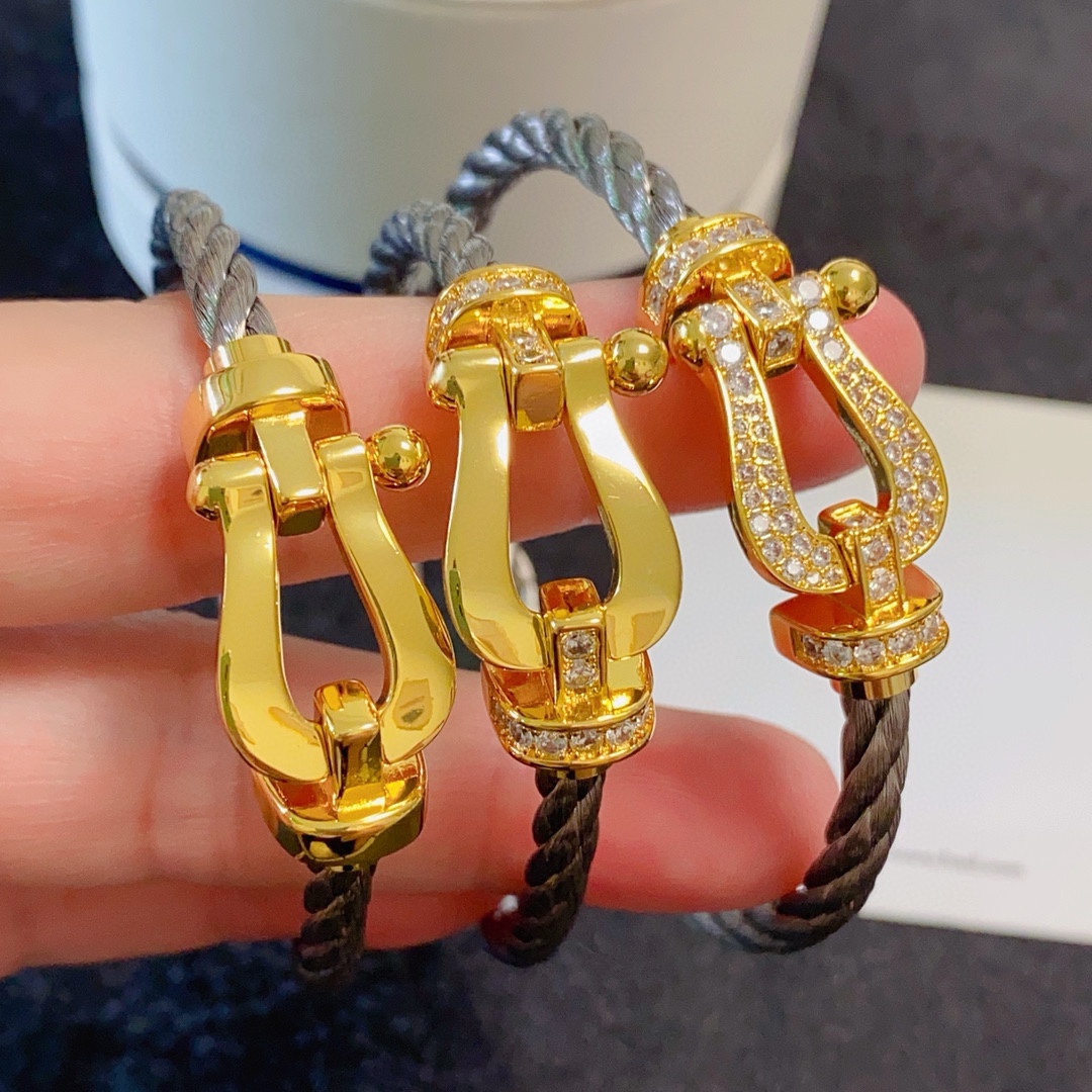 NO:383354,New product releases hot golden Fred Fred full diamond, half diamond, and diamond-free horseshoe buckle neutral high-quality soft-bank wire rope bracelet bracelet!  Bensheng Rope Brand Fashion, Exquisite FORCE Series Bracelet High-end Customization~Asian Gold Micro Electroplating 18k Gold Craft Seiko Horseshoe Buckle Bracelet!  The effect of getting started is very versatile. Internet celebrity experts. A must-have item for fashion. Rose gold, gold and silver buttons. Two sizes of 17/19cm for couples. Elegant accessories, bracelet, bracelet, gold19860909新品发布火爆黄金色费雷德 Fred斐登满钻、半钻、无钻马蹄扣中性款高品质软银丝绳手链手镯！本命绳大牌 时尚 精致FORCE 系列手链高端定制～亚金微电镀18k金工艺 精工马蹄扣头手镯！上手效果非常百搭 网红达人 时尚一族必备单品 玫瑰金、黄金、银色扣头男女情侣款两个码数17/19cm,饰品精品,bracelet,bracelet,gold,Jewelry