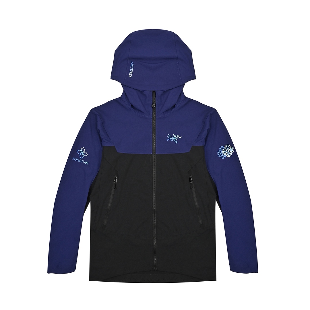 280💰  
Arcteryx始祖鸟 x 松赞联名款 GAMMA 3.0 SONGTSAM 纳木措 HOODY 户外防风透气刺绣渐变logo连帽软壳夹克 

松赞SONGTSAM始祖鸟联名3.0纳木措
松赞与始祖鸟合作，以海拔4718米的高原圣湖为灵感，全新推出的“纳木措”主题系列。系列标志——渐变蓝色绳结的蜿蜒曲线勾连山湖脉络，将人与万物相连，传递流动不息的生命力

Gamma hoody款式称之为，通勤神器！
弹性高领护脖设计 舒适性强防护性能佳，VislonNoSlip ZipT™提供最强保护无惧户外复杂气候 防风防潮 无惧中小雨.
户外运动徒步登山面料采用400D尼龙空变登山布 透气耐磨 防风防泼水 面料中厚，春秋冬可穿！
徒步旅行可以是一次轻松的漫步，可以是一次前往偏远湖泊的旅行，也可以是一次登山或滑雪之旅的开端。无论是哪种徒步旅行，你都需要一款能适应多变微气候和天气的防护服。这款Gamma hoody 联名款连帽衣就能满足这样的需求。其中厚耐久的FortiusTM1.0双层组织面料具有四向弹力，且防风、防水、防晒.透气。StormHood兜帽提供保护的同时不会影响周边视线，拼接的修身剪裁和高效设计简洁，超级百搭

尺码：S M  L XL  XXL（5个码）
颜色：黑色/韵动紫

SIZE：  S      M      L       XL   XXL
肩宽： 45     47    49      51     53
胸围：106    110    114    118   122
袖长:    63      64     65    66     67
前衣长：63    65     67    69     71
后衣长： 70    72     74   76      78

建议尺寸为合身尺寸
S(130斤以内）
M(130-150斤）
L(150-170斤）
XL(170-190斤）
XXL(190-210斤）