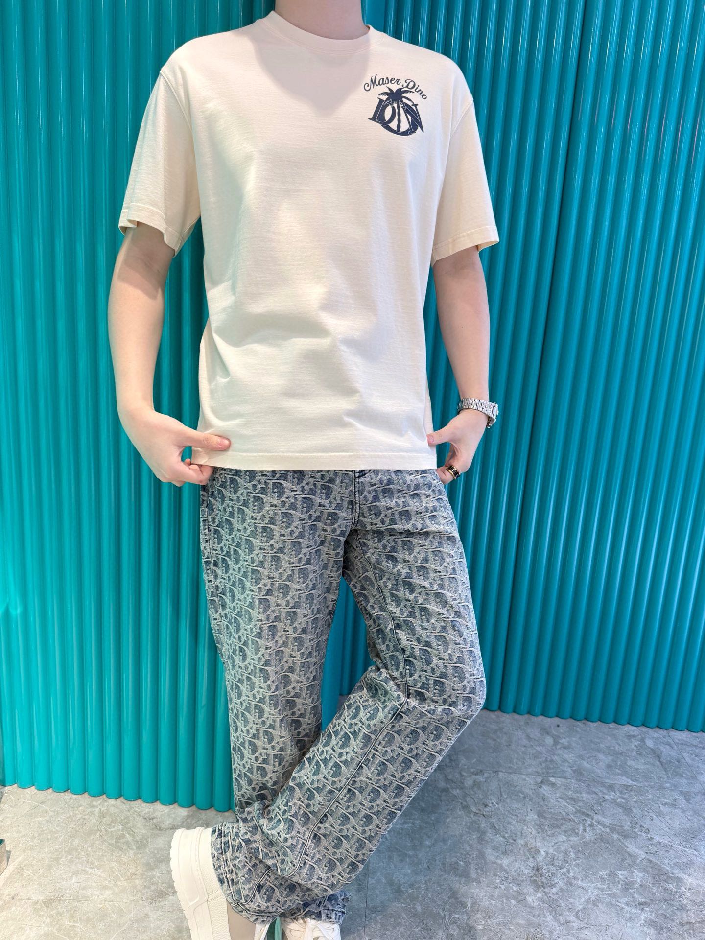 NO:502063,Dino Luxury Products - Brand's latest round neck T-shirt shipment in 2025, hot-selling items in Europe and the United States!  Selected Italian imported brands to customize 100% European cotton!  The brand logo on the chest is matched with the latest design to highlight fashion!  Number of codes 48-56 (model 180/140 wears 50, with Hong Kong Lane Crawford gift box packaging), tees, t-shirt, alexander wang19860909Dino奢品-品牌2025最新圆领T恤出货 欧美热销单品！精选意大利进口品牌定制百分百欧货棉！胸口的品牌标志数码印花搭配最新的设计,彰显时尚 ！码数48-56（模特180/140穿50,配香港连卡佛礼盒包装）,,tees，t-shirt,alexander wang,Men's clothing