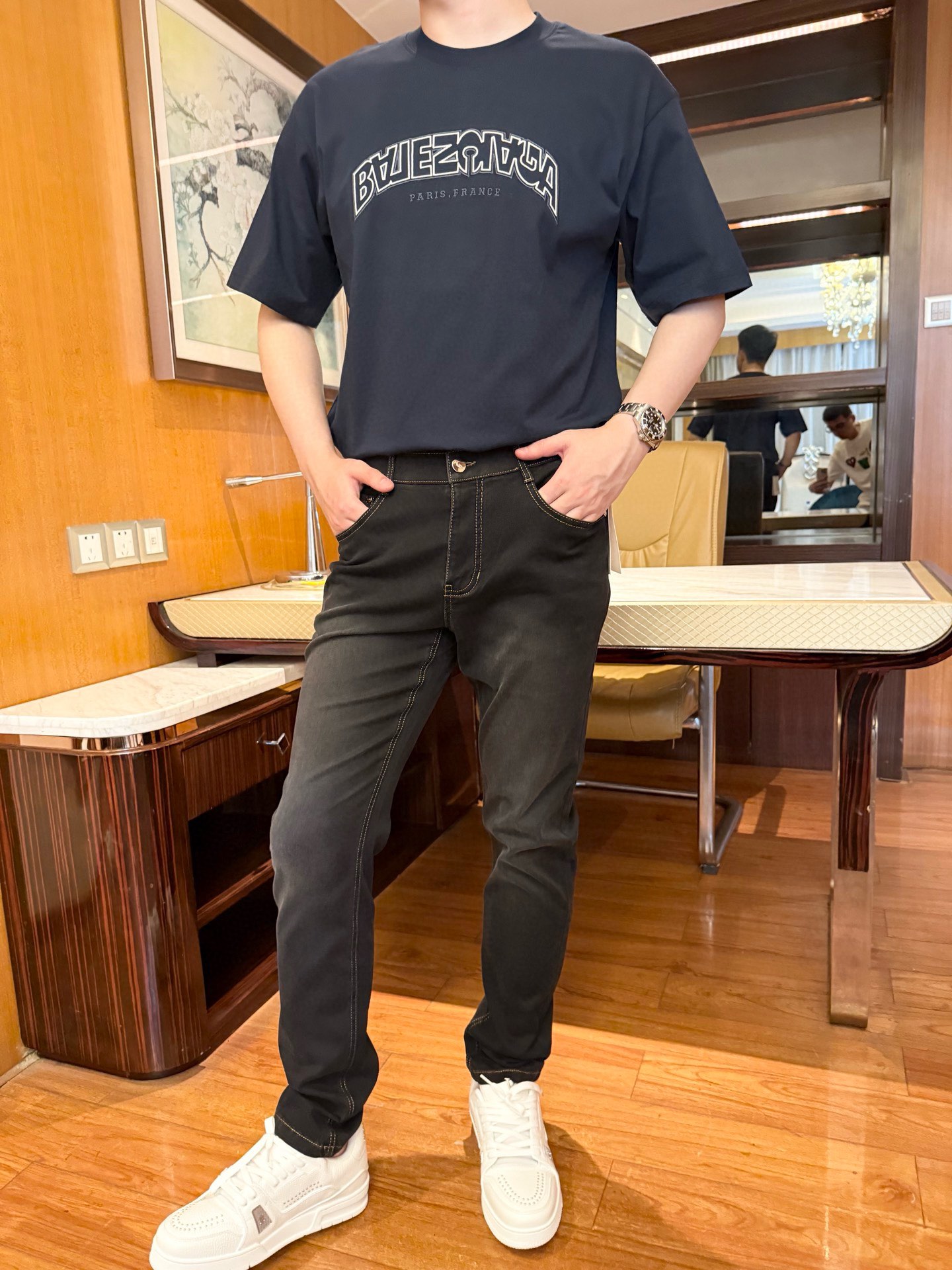 NO:502097,Balenciaga - the latest hot T-shirts in 2025 counters are shipped, and hot-selling items in European and American counters!  Selected Italian imported fine cotton fabrics with the latest designs, the unique brand print on the chest highlights the fashion, and the upper body effect can be seen. The number of codes is 48-56 (model 180/140 wears 48, with Hong Kong Lane Crawford gift box packaging), ,balenciaga,tees, t-shirt,alexander wang19860909巴黎世家-2025专柜最新爆款T恤出货 欧美专柜热销单品！精选意大利进口精棉面料搭配最新的设计,胸前的独特品牌印花彰显时尚 上身效果看得见.码数48-56（模特180/140穿48,配香港连卡佛礼盒包装）,,balenciaga,tees，t-shirt,alexander wang,Men's clothing