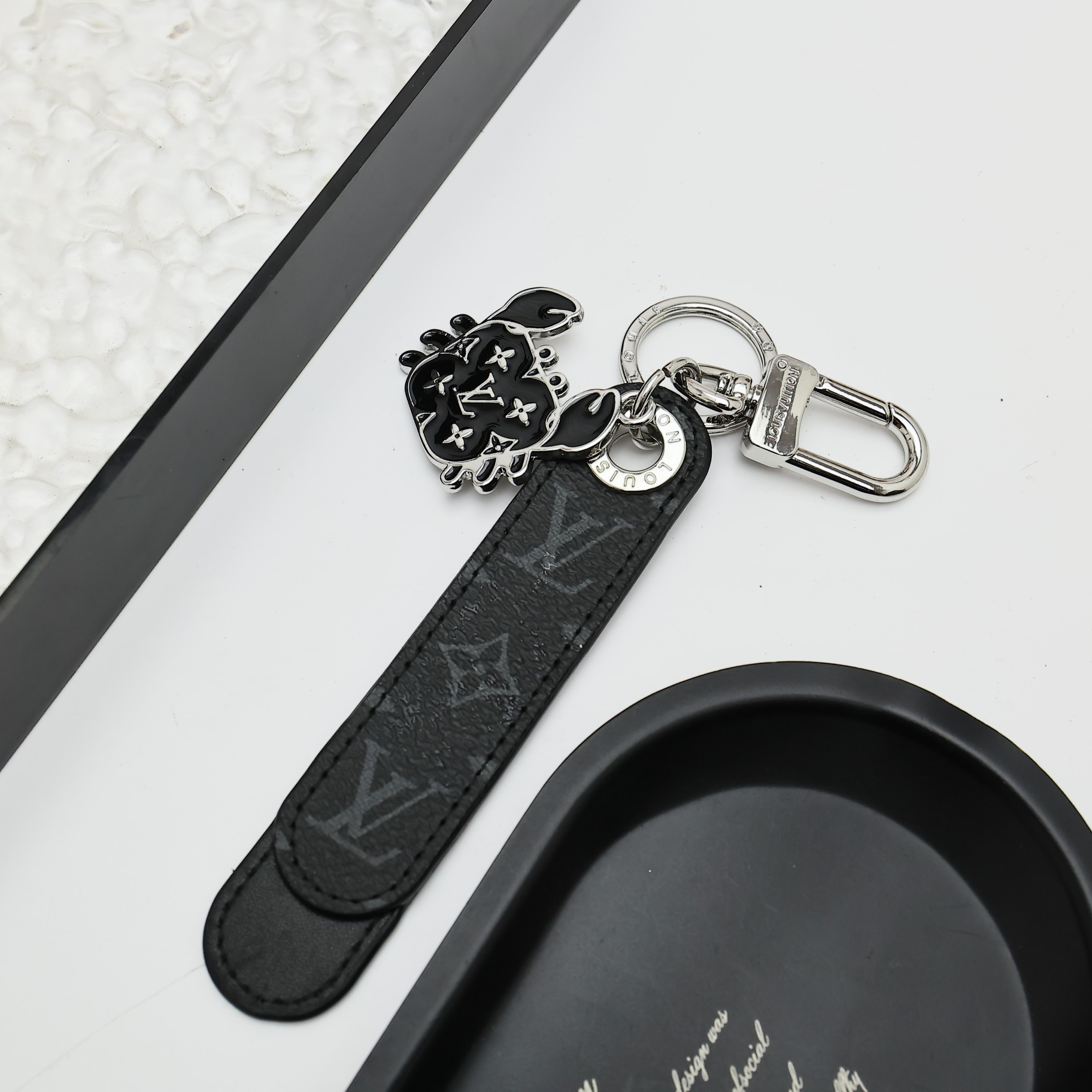  
DRAGONNE TAB 包饰与钥匙
MO2558
 Dragonne Tab 包饰与钥匙扣出自父亲