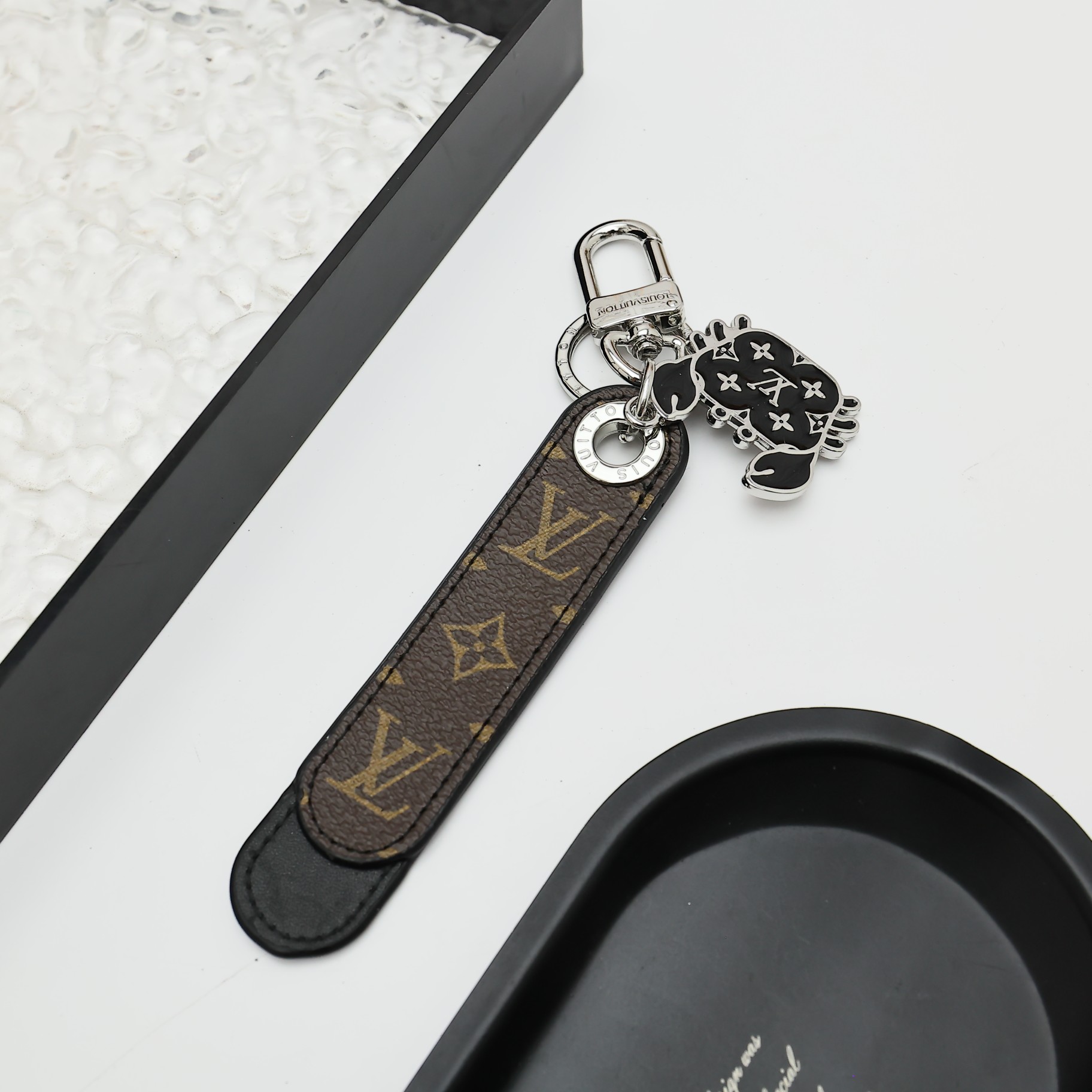 
DRAGONNE TAB 包饰与钥匙
MO2558
 Dragonne Tab 包饰与钥匙扣出自父亲节