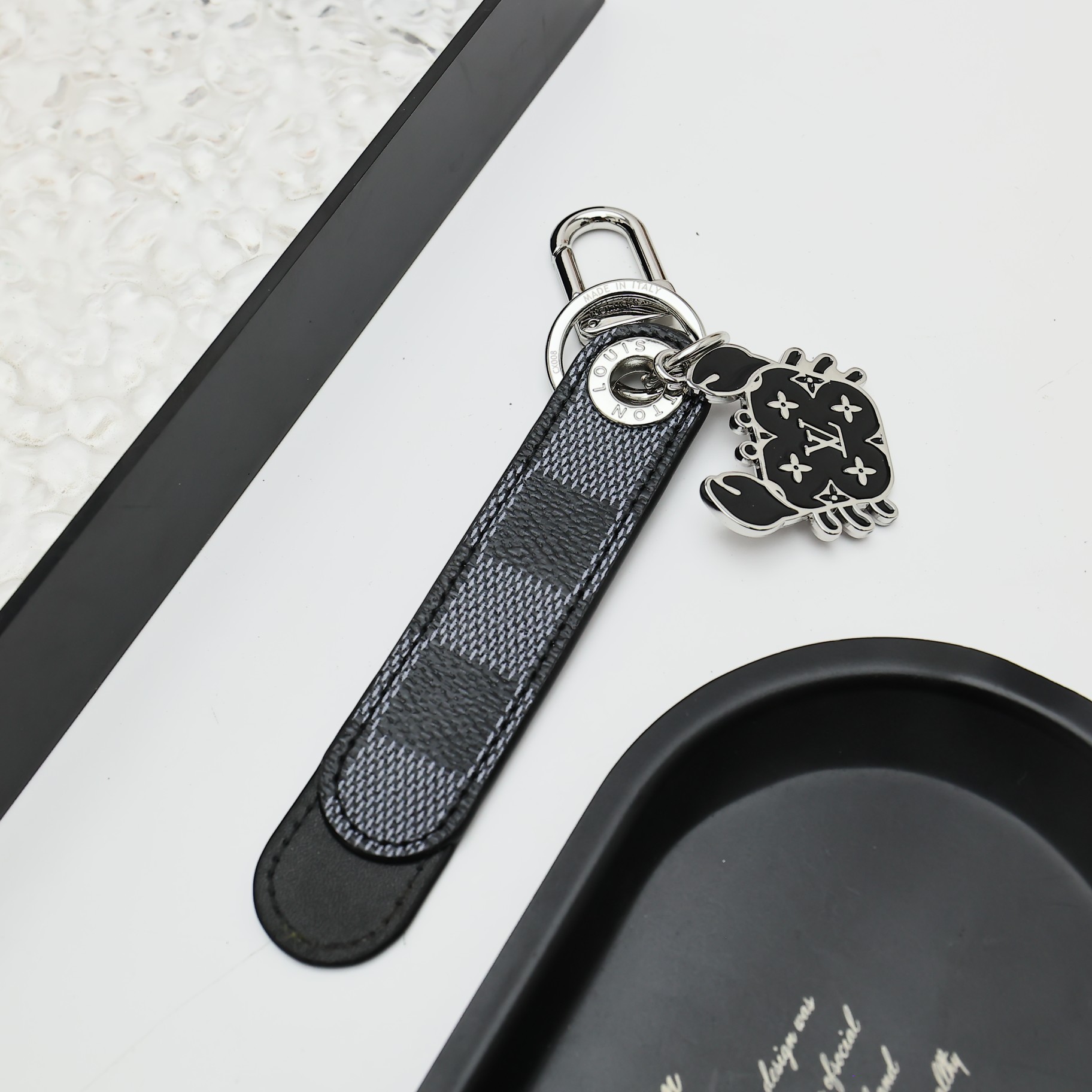  
DRAGONNE TAB 包饰与钥匙
MO2558
 Dragonne Tab 包饰与钥匙扣出自父亲