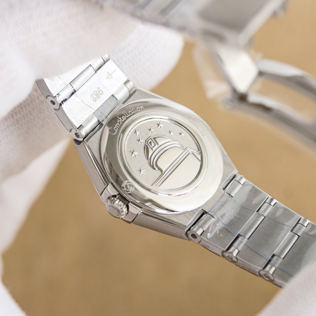 “Omega Constellation 28mm White Gold Watch Review: Swiss Precision and Elegance” - 图片 8