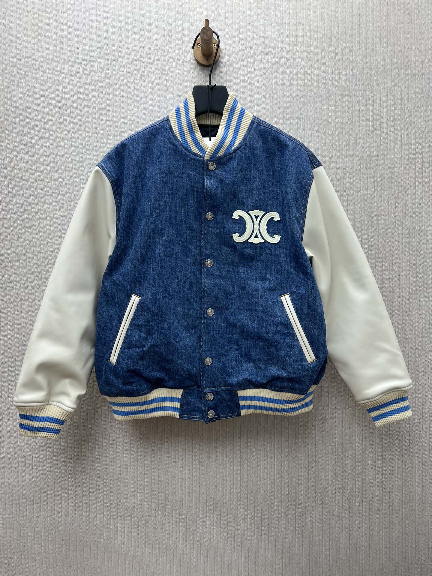 Celine 25ss chaqueta de béisbol holgada de denim lavado TRIOMPHE TRAIL, versión alta. Tallas: S.M.L.XL.