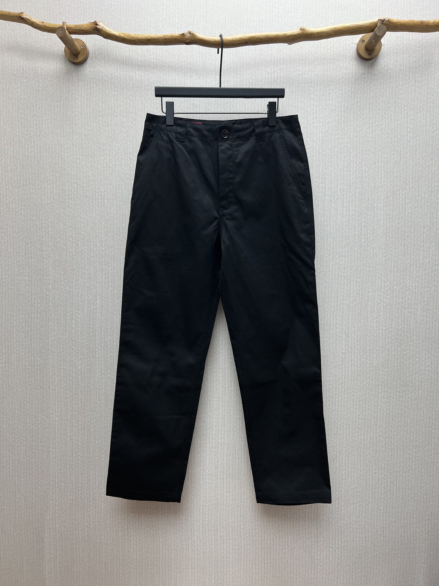 Pantalones de algodón twill con detalles de cinta de la nueva colección 25ss de G. Estos pantalones están confeccionado…