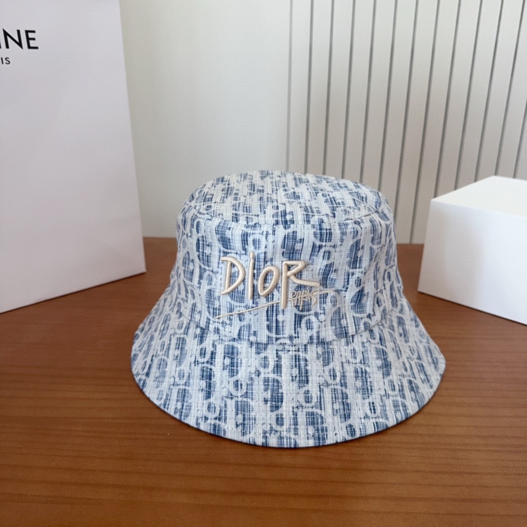 

迪奥渔夫帽🧢休闲百搭款🆒
👏饱满立体高颅顶❗️
🔉帽型正点 弧度流畅线条自然
💙神奇改善脸型，戴上立