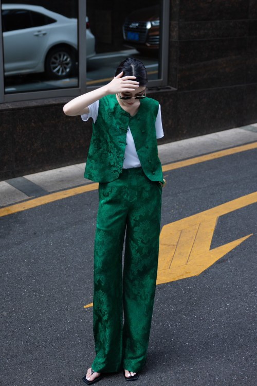 Elegant Jacquard Silk Cheongsam Vest and Pants Set - Sophisticated Style 1 Elegant Jacquard Silk Cheongsam Vest and Pants Set - Sophisticated Style
