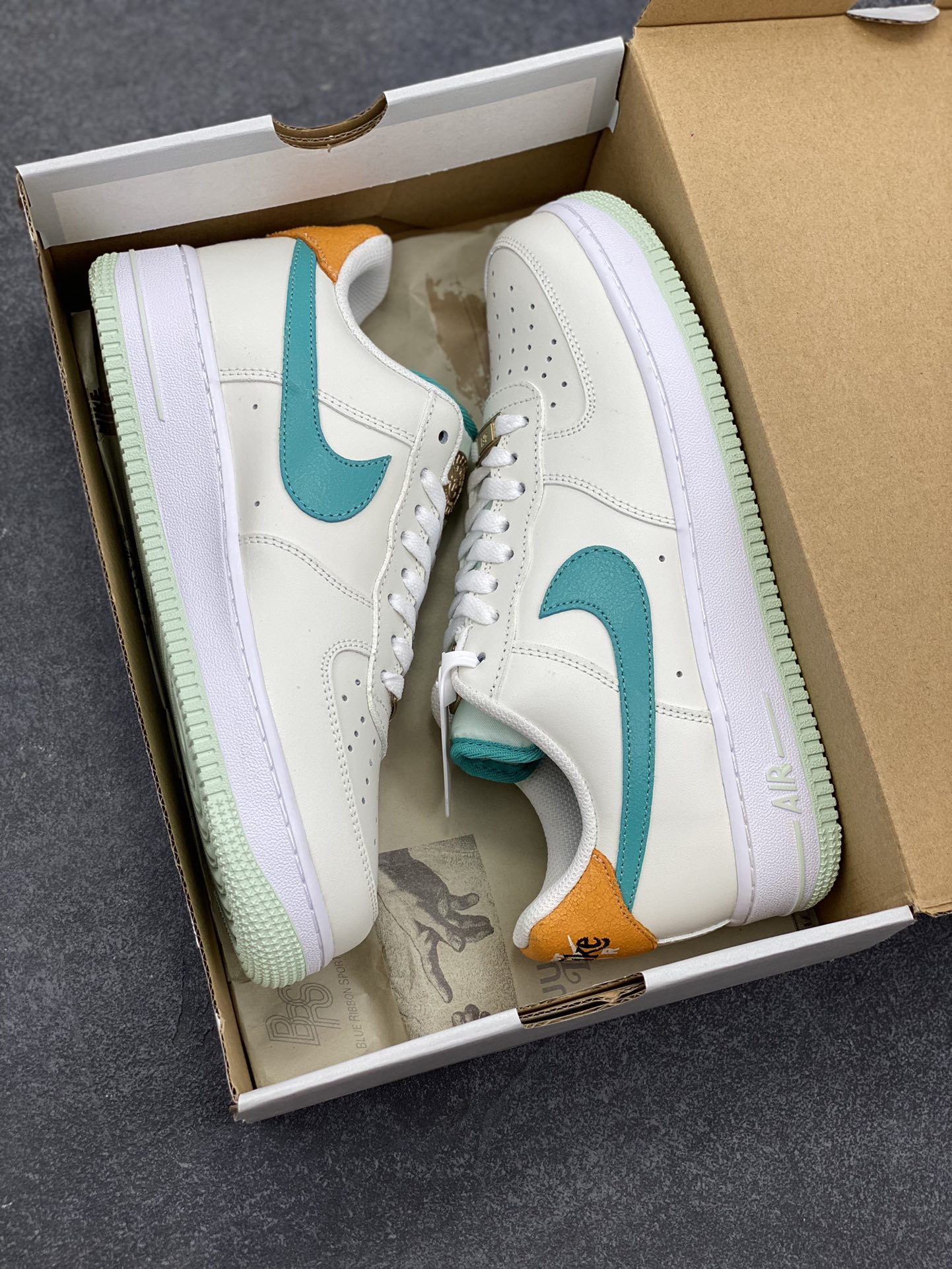 图片[9]-福利特价 Nike Air Force 1 Low 奥运米绿 空军一号低帮运动休闲板鞋 原楦头原纸板 打造纯正空军版型 专注外贸渠道 全掌内置蜂窝气垫 原盒配件 原厂中底钢印、拉帮完美 货号：HM3728-131 尺码：36 36.5 37.5 38 38.5 39 40 40.5 41 42 42.5 43 44 44.5 45-选品中心
