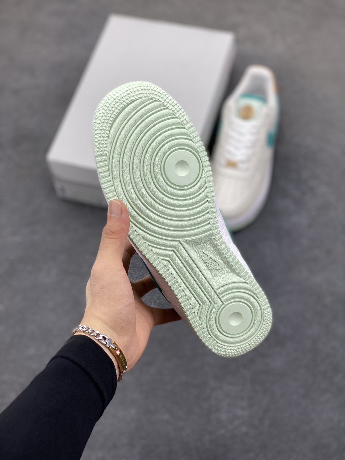 图片[5]-福利特价 Nike Air Force 1 Low 奥运米绿 空军一号低帮运动休闲板鞋 原楦头原纸板 打造纯正空军版型 专注外贸渠道 全掌内置蜂窝气垫 原盒配件 原厂中底钢印、拉帮完美 货号：HM3728-131 尺码：36 36.5 37.5 38 38.5 39 40 40.5 41 42 42.5 43 44 44.5 45-选品中心