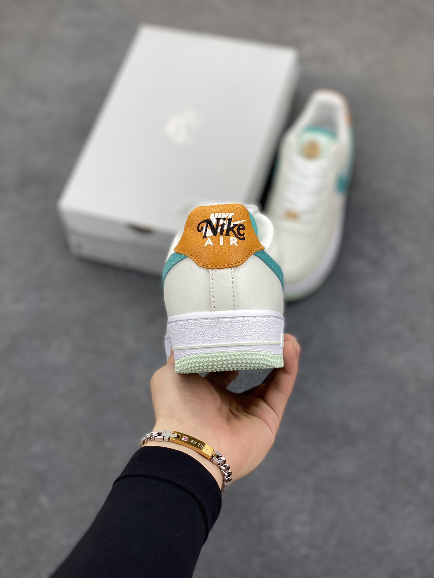 图片[4]-福利特价 Nike Air Force 1 Low 奥运米绿 空军一号低帮运动休闲板鞋 原楦头原纸板 打造纯正空军版型 专注外贸渠道 全掌内置蜂窝气垫 原盒配件 原厂中底钢印、拉帮完美 货号：HM3728-131 尺码：36 36.5 37.5 38 38.5 39 40 40.5 41 42 42.5 43 44 44.5 45-选品中心