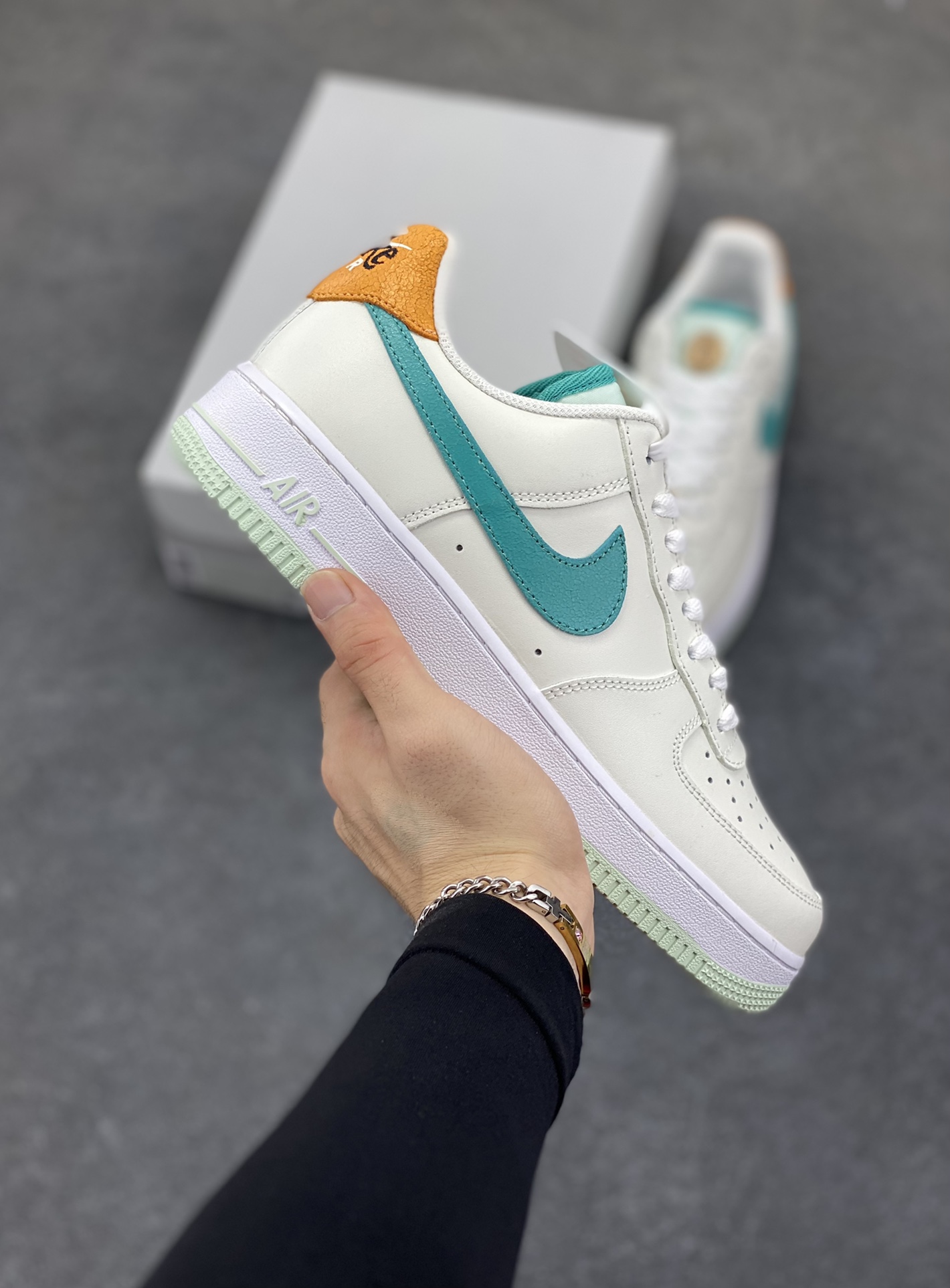福利特价 Nike Air Force 1 Low 奥运米绿 空军一号低帮运动休闲板鞋 原楦头原纸板 打造纯正空军版型 专注外贸渠道 全掌内置蜂窝气垫 原盒配件 原厂中底钢印、拉帮完美 货号：HM3728-131 尺码：36 36.5 37.5 38 38.5 39 40 40.5 41 42 42.5 43 44 44.5 45-选品中心