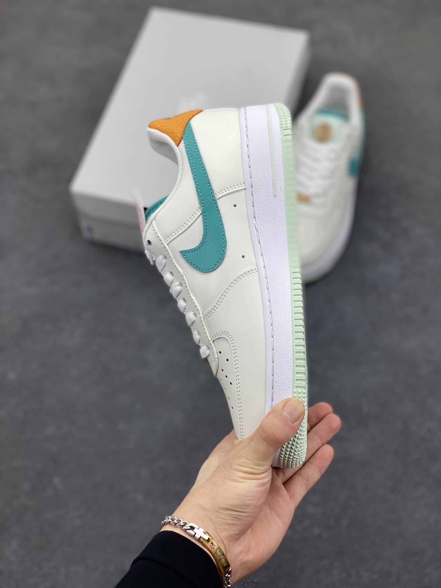 图片[3]-福利特价 Nike Air Force 1 Low 奥运米绿 空军一号低帮运动休闲板鞋 原楦头原纸板 打造纯正空军版型 专注外贸渠道 全掌内置蜂窝气垫 原盒配件 原厂中底钢印、拉帮完美 货号：HM3728-131 尺码：36 36.5 37.5 38 38.5 39 40 40.5 41 42 42.5 43 44 44.5 45-选品中心