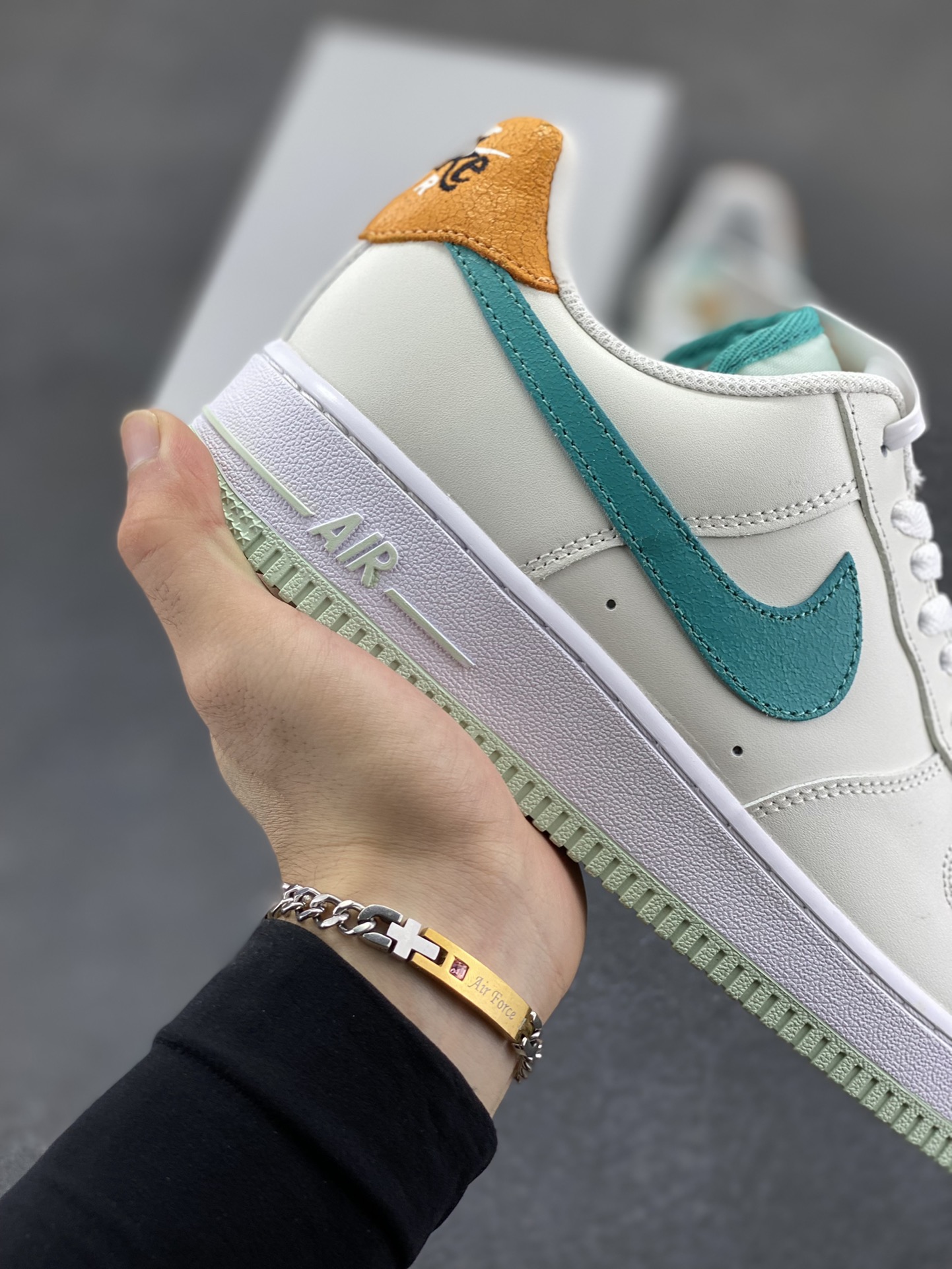 图片[6]-福利特价 Nike Air Force 1 Low 奥运米绿 空军一号低帮运动休闲板鞋 原楦头原纸板 打造纯正空军版型 专注外贸渠道 全掌内置蜂窝气垫 原盒配件 原厂中底钢印、拉帮完美 货号：HM3728-131 尺码：36 36.5 37.5 38 38.5 39 40 40.5 41 42 42.5 43 44 44.5 45-选品中心