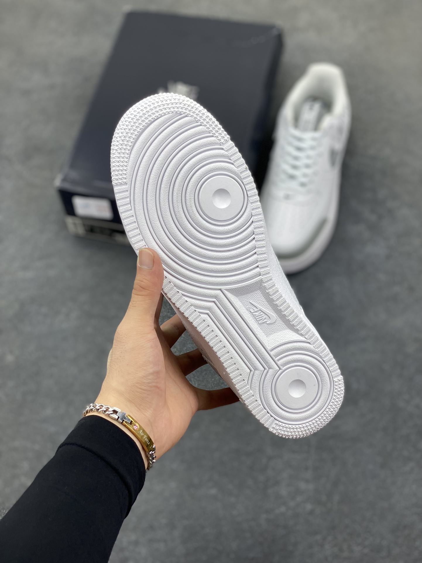 图片[5]-福利特价 Nike Air Force 1 3M字母印花 空军一号低帮百搭休闲板鞋 内嵌式Air Sole气垫缓震系统 横跨复古与现代的外型结合 造就出风靡全球三十多年。 货号：BQ4421-100 尺码：36 36.5 37.5 38 38.5 39 40 40.5 41 42 42.5 43 44 45-选品中心