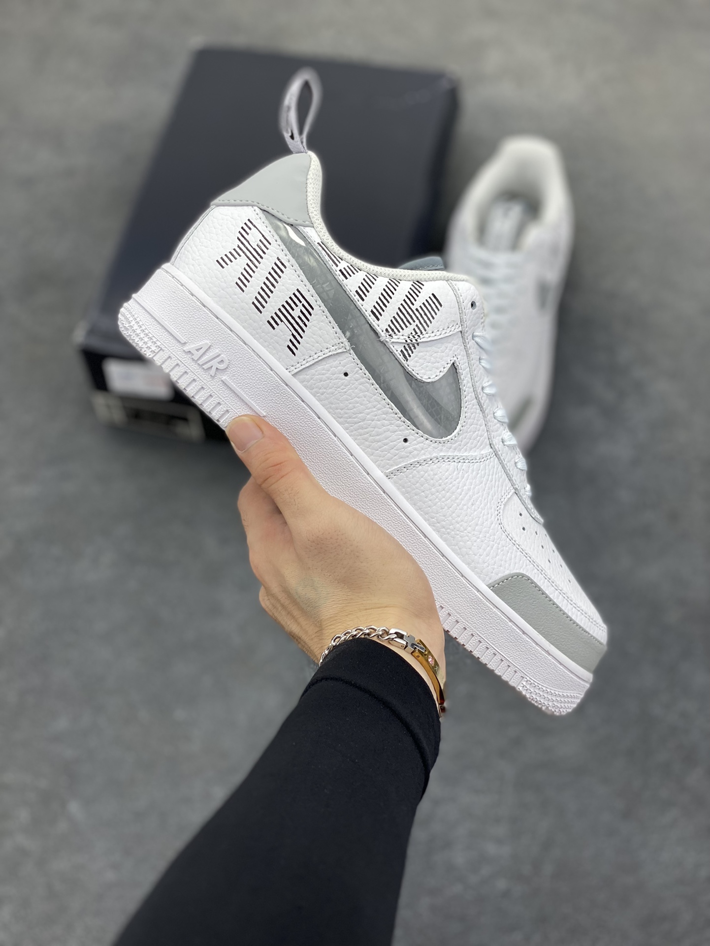 福利特价 Nike Air Force 1 3M字母印花 空军一号低帮百搭休闲板鞋 内嵌式Air Sole气垫缓震系统 横跨复古与现代的外型结合 造就出风靡全球三十多年。 货号：BQ4421-100 尺码：36 36.5 37.5 38 38.5 39 40 40.5 41 42 42.5 43 44 45-选品中心