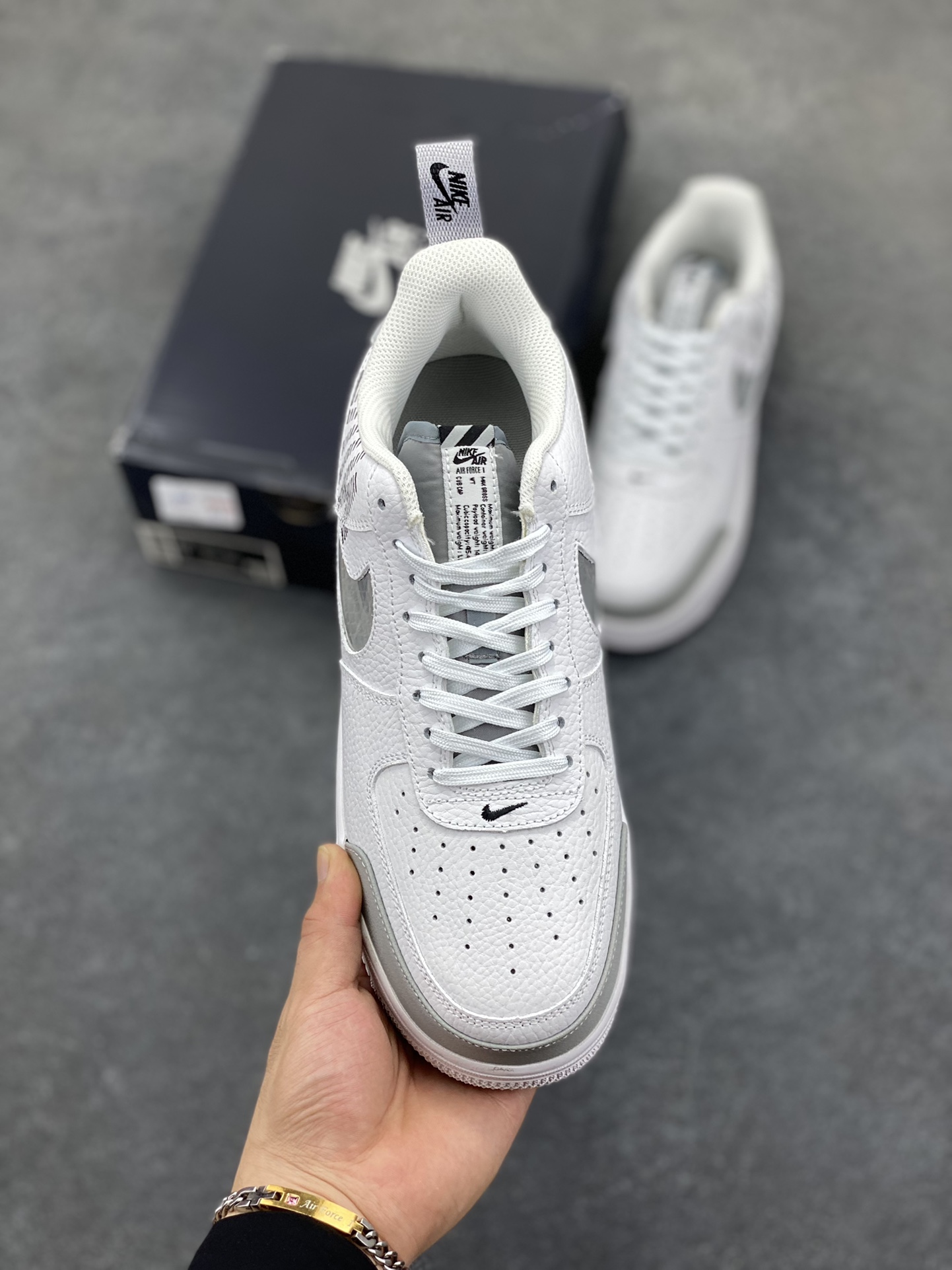 图片[2]-福利特价 Nike Air Force 1 3M字母印花 空军一号低帮百搭休闲板鞋 内嵌式Air Sole气垫缓震系统 横跨复古与现代的外型结合 造就出风靡全球三十多年。 货号：BQ4421-100 尺码：36 36.5 37.5 38 38.5 39 40 40.5 41 42 42.5 43 44 45-选品中心