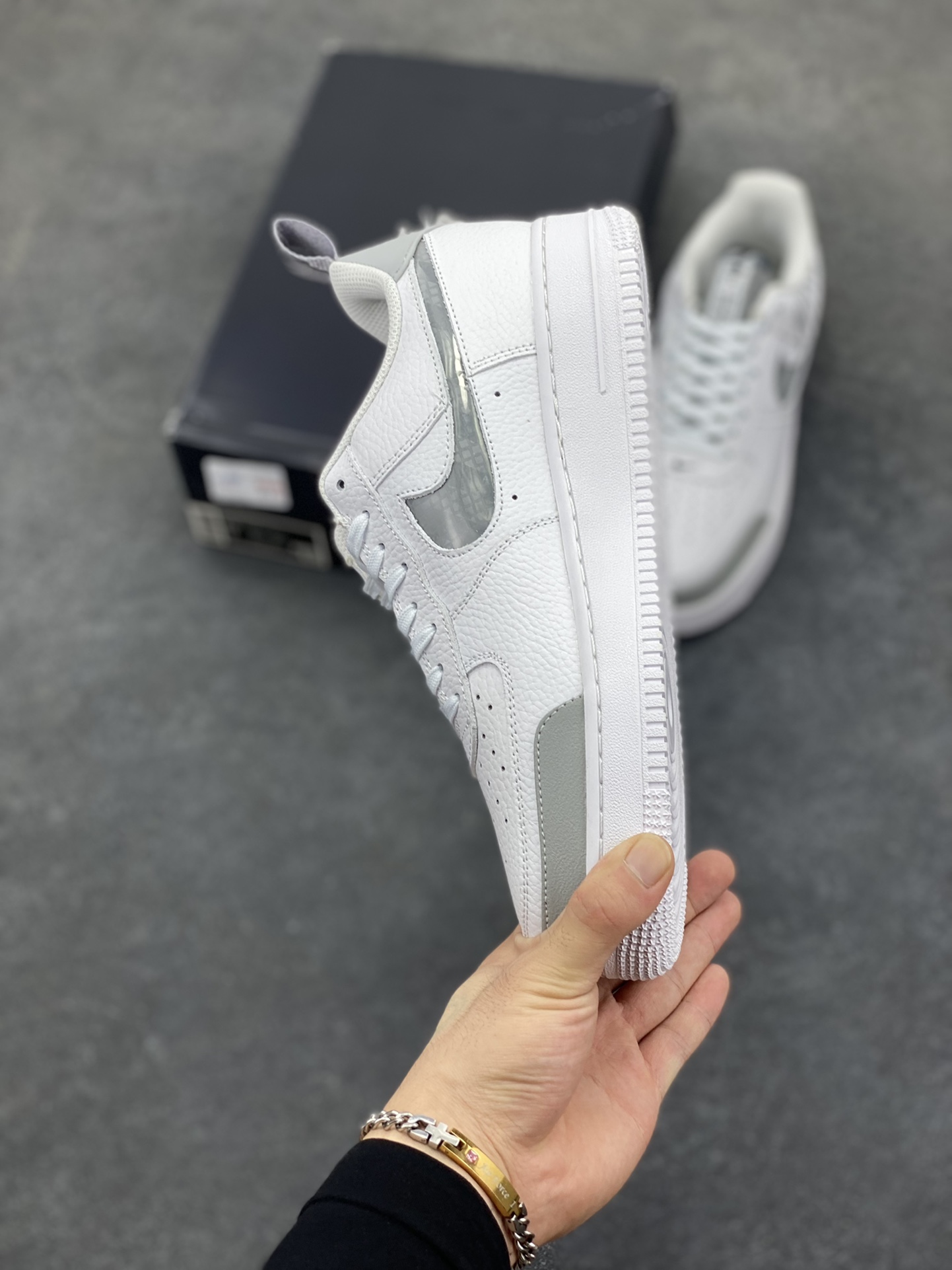 图片[3]-福利特价 Nike Air Force 1 3M字母印花 空军一号低帮百搭休闲板鞋 内嵌式Air Sole气垫缓震系统 横跨复古与现代的外型结合 造就出风靡全球三十多年。 货号：BQ4421-100 尺码：36 36.5 37.5 38 38.5 39 40 40.5 41 42 42.5 43 44 45-选品中心
