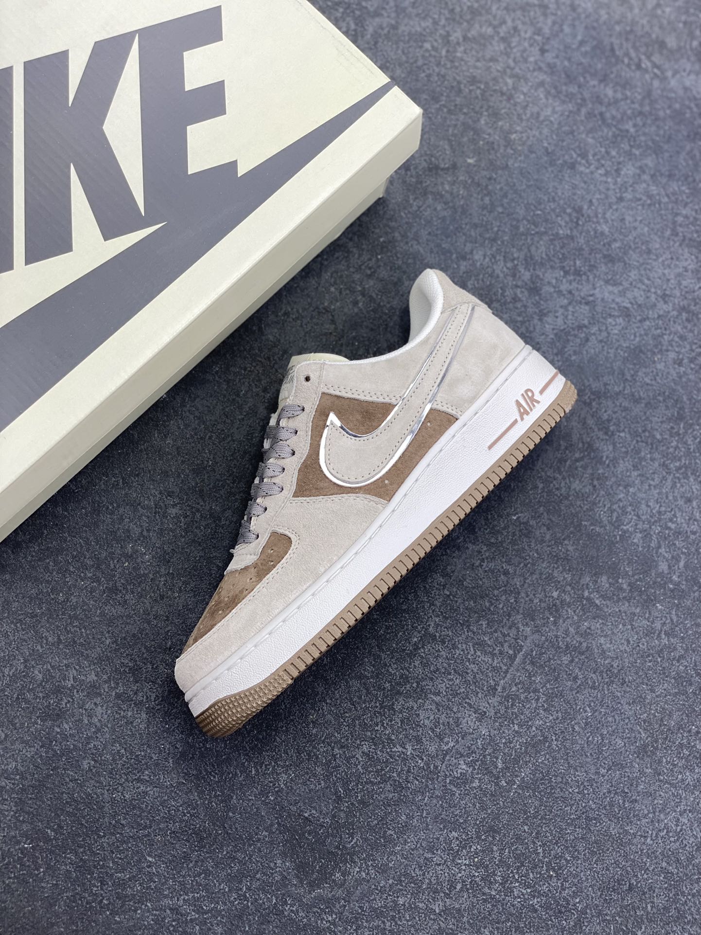 图片[7]-福利特价 Nike Air Force 1 \’07 Low 空军一号低帮运动板鞋 灰棕 原楦头原纸板 打造纯正空军版型#专注外贸渠道 全掌内置蜂窝气垫 #原盒配件 原厂中底钢印、拉帮完美 货号：DQ7659-122 尺码：36 36.5 37.5 38 38.5 39 40 40.5 41 42 42.5 43 44 44.5 45-选品中心