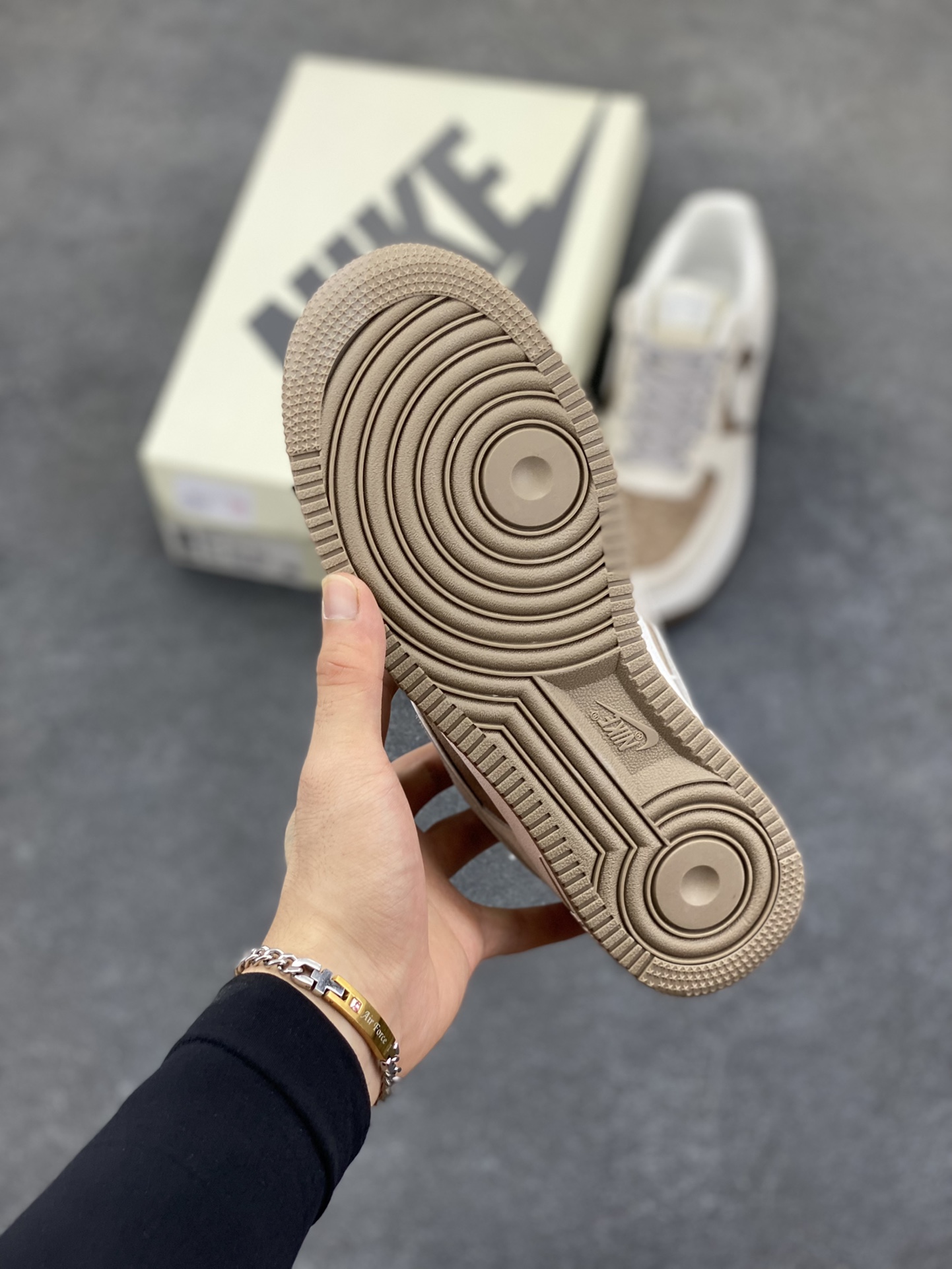 图片[5]-福利特价 Nike Air Force 1 \’07 Low 空军一号低帮运动板鞋 灰棕 原楦头原纸板 打造纯正空军版型#专注外贸渠道 全掌内置蜂窝气垫 #原盒配件 原厂中底钢印、拉帮完美 货号：DQ7659-122 尺码：36 36.5 37.5 38 38.5 39 40 40.5 41 42 42.5 43 44 44.5 45-选品中心