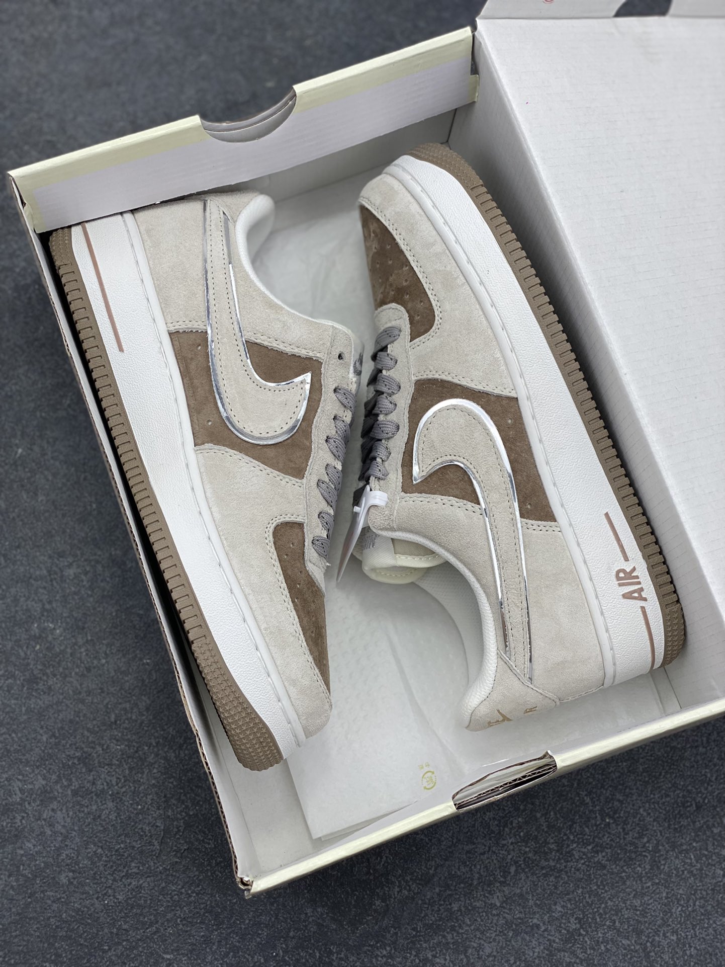 图片[9]-福利特价 Nike Air Force 1 \’07 Low 空军一号低帮运动板鞋 灰棕 原楦头原纸板 打造纯正空军版型#专注外贸渠道 全掌内置蜂窝气垫 #原盒配件 原厂中底钢印、拉帮完美 货号：DQ7659-122 尺码：36 36.5 37.5 38 38.5 39 40 40.5 41 42 42.5 43 44 44.5 45-选品中心