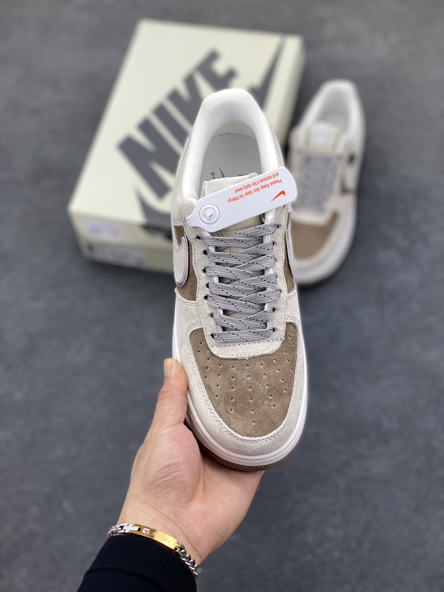 图片[2]-福利特价 Nike Air Force 1 \’07 Low 空军一号低帮运动板鞋 灰棕 原楦头原纸板 打造纯正空军版型#专注外贸渠道 全掌内置蜂窝气垫 #原盒配件 原厂中底钢印、拉帮完美 货号：DQ7659-122 尺码：36 36.5 37.5 38 38.5 39 40 40.5 41 42 42.5 43 44 44.5 45-选品中心