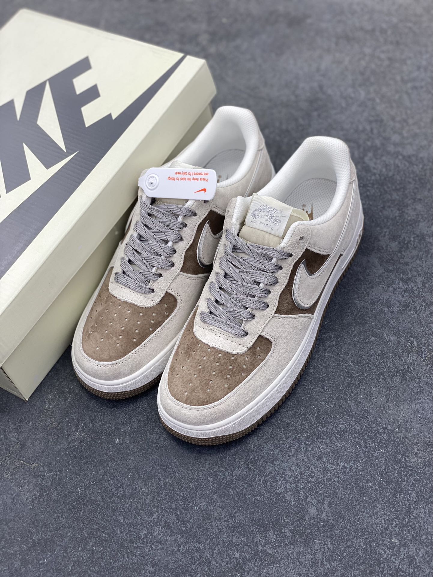 图片[8]-福利特价 Nike Air Force 1 \’07 Low 空军一号低帮运动板鞋 灰棕 原楦头原纸板 打造纯正空军版型#专注外贸渠道 全掌内置蜂窝气垫 #原盒配件 原厂中底钢印、拉帮完美 货号：DQ7659-122 尺码：36 36.5 37.5 38 38.5 39 40 40.5 41 42 42.5 43 44 44.5 45-选品中心