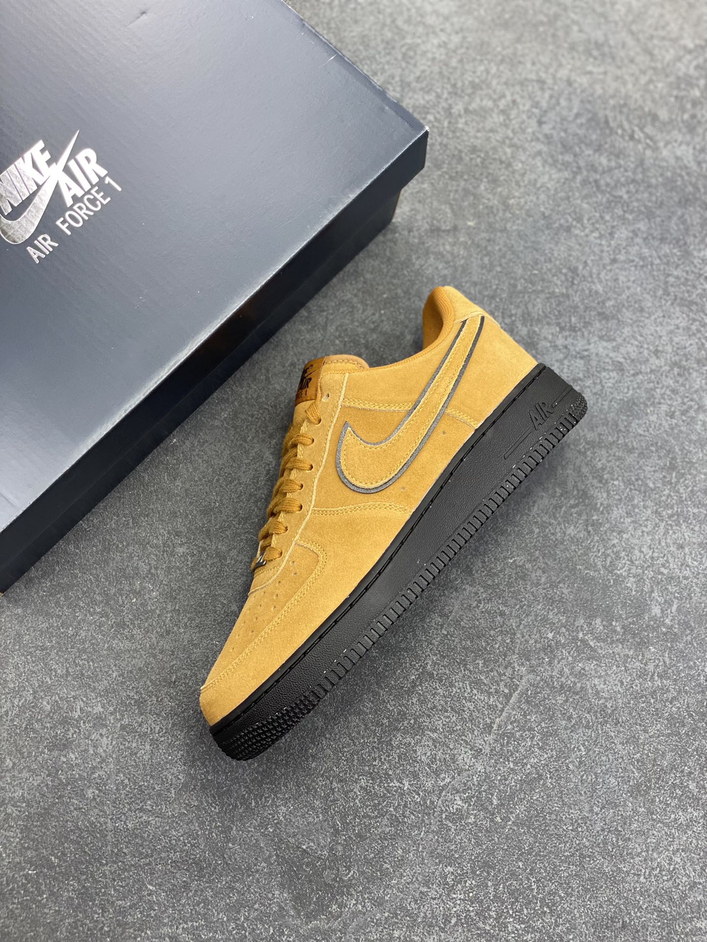 图片[7]-Nike Air Force 1 Low 军械黄 原楦头原纸板 打造纯正空军版型 专注外贸渠道 全掌内置蜂窝气垫 原盒配件 原厂中底钢印、拉帮完美 货号：HQ1966-700 尺码：36 36.5 37.5 38 38.5 39 40 40.5 41 42 42.5 43 44 44.5 45-选品中心