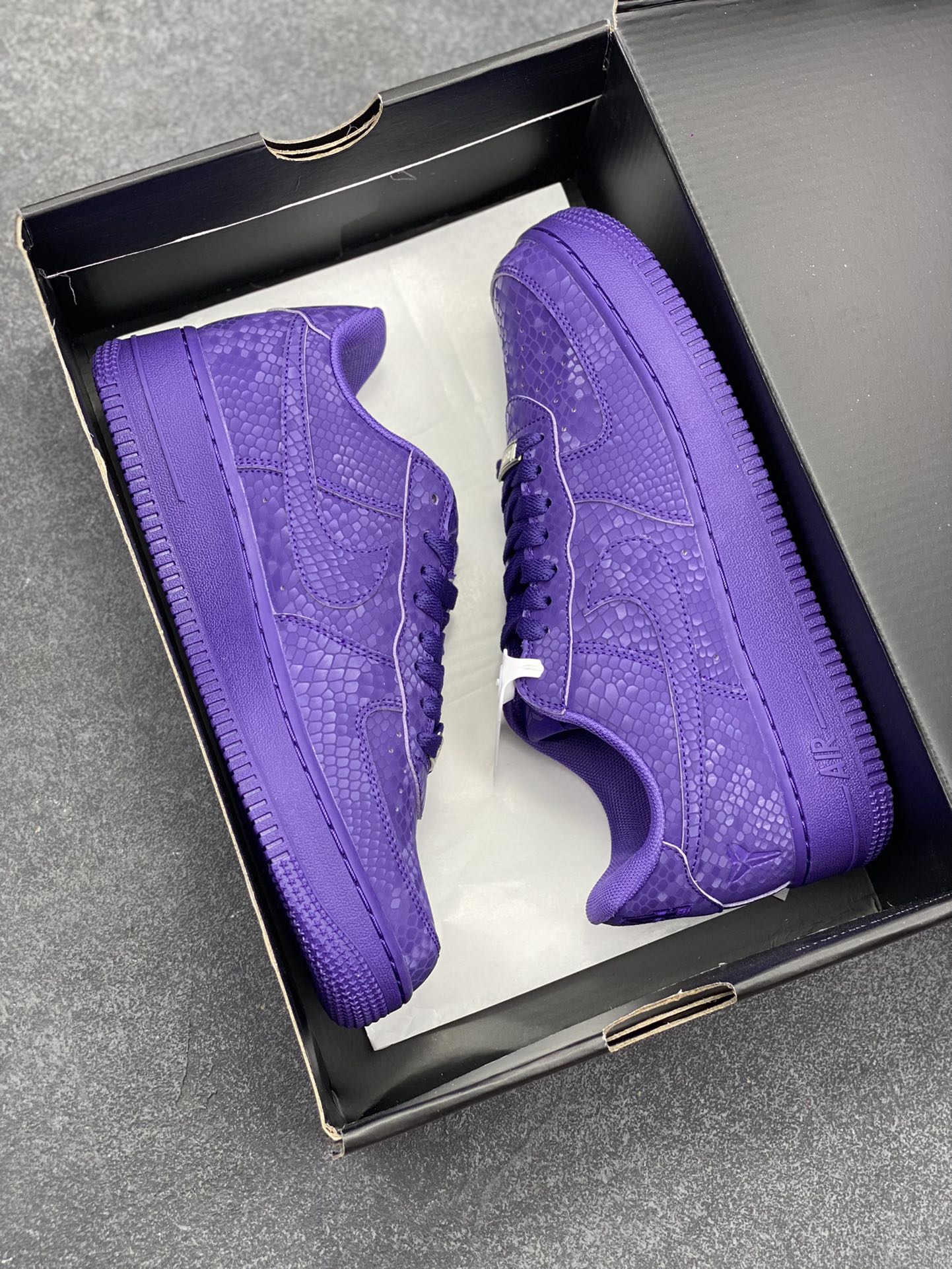 图片[9]-Nike Air Force 1 Low 科比 空军一号低帮运动休闲板鞋 原楦头原纸板 打造纯正空军版型 专注外贸渠道 全掌内置蜂窝气垫 原盒配件 原厂中底钢印、拉帮完美 货号：IB0018-500 尺码：36 36.5 37.5 38 38.5 39 40 40.5 41 42 42.5 43 44 44.5 45-选品中心