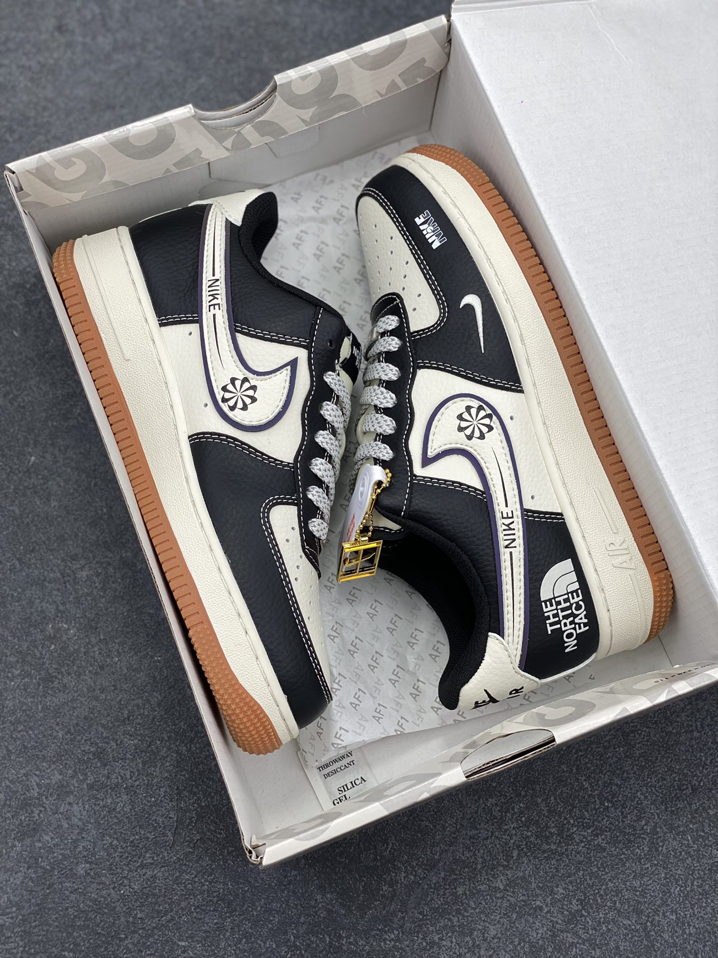 图片[9]-NIke Air Force 1 \’07 Low “北面联名——NiKe米黑生胶”空军一号 低帮 运动鞋 休闲鞋 折边针车 工艺难度大 原楦头原纸板 原装鞋盒 定制五金配件 内置全掌气垫 原厂鞋底 货号：SM6188-114 尺码：36 36.5 37.5 38 38.5 39 40 40.5 41 42 42.5 43 44 44.5 45-选品中心