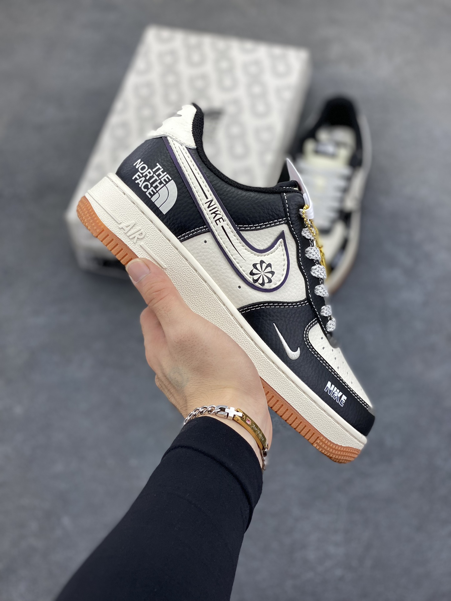 NIke Air Force 1 \’07 Low “北面联名——NiKe米黑生胶”空军一号 低帮 运动鞋 休闲鞋 折边针车 工艺难度大 原楦头原纸板 原装鞋盒 定制五金配件 内置全掌气垫 原厂鞋底 货号：SM6188-114 尺码：36 36.5 37.5 38 38.5 39 40 40.5 41 42 42.5 43 44 44.5 45-选品中心