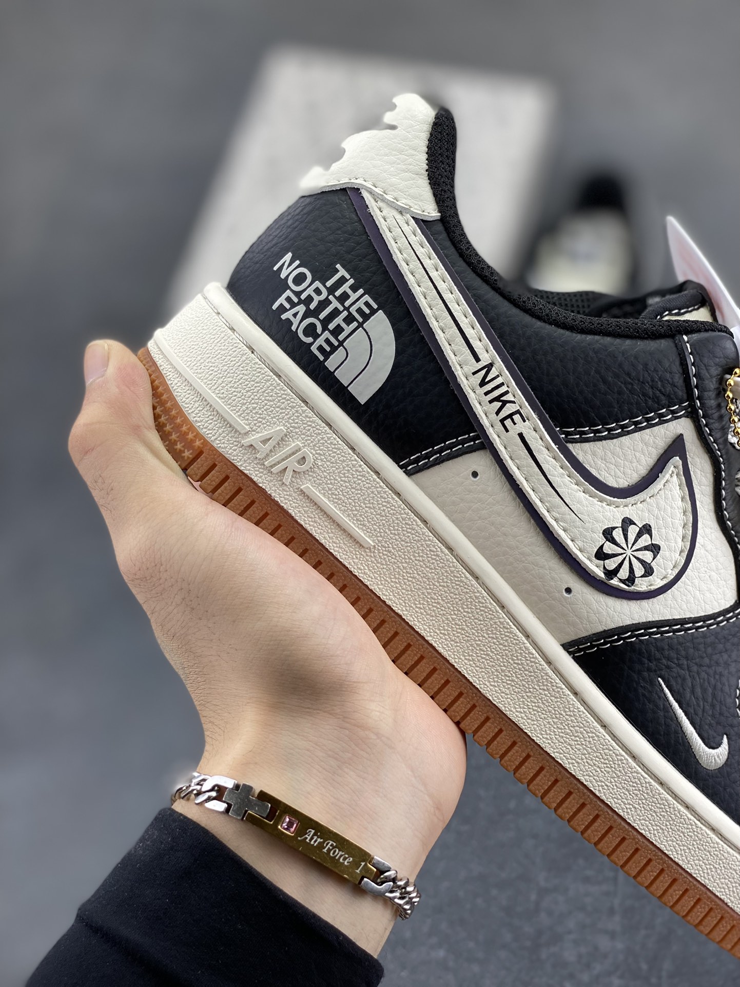 图片[6]-NIke Air Force 1 \’07 Low “北面联名——NiKe米黑生胶”空军一号 低帮 运动鞋 休闲鞋 折边针车 工艺难度大 原楦头原纸板 原装鞋盒 定制五金配件 内置全掌气垫 原厂鞋底 货号：SM6188-114 尺码：36 36.5 37.5 38 38.5 39 40 40.5 41 42 42.5 43 44 44.5 45-选品中心