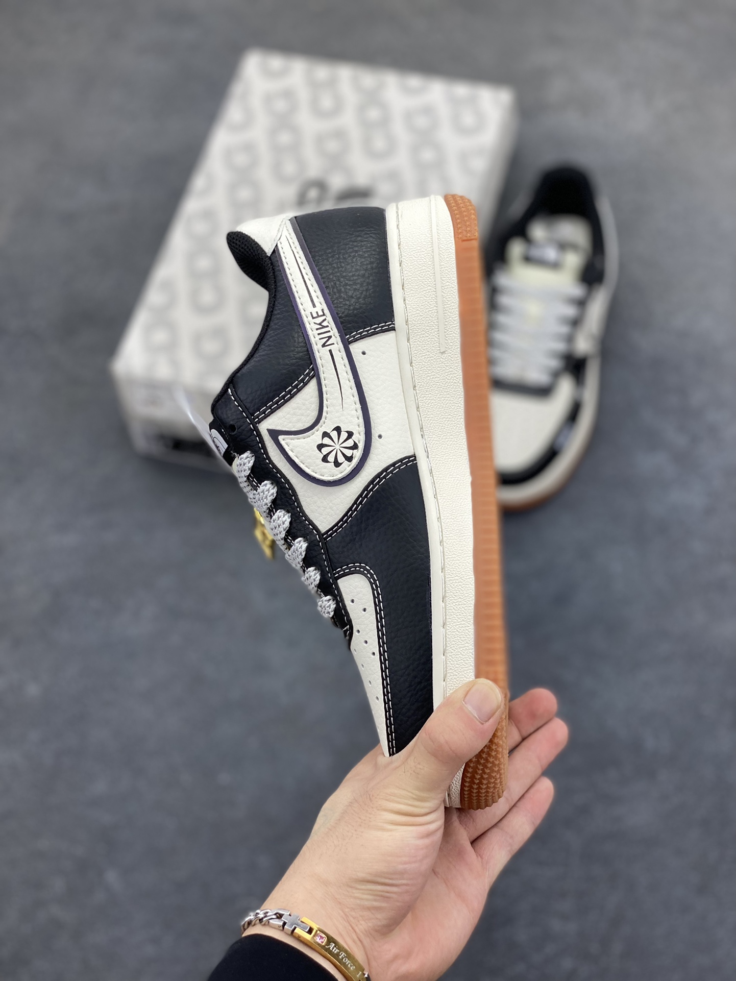 图片[3]-NIke Air Force 1 \’07 Low “北面联名——NiKe米黑生胶”空军一号 低帮 运动鞋 休闲鞋 折边针车 工艺难度大 原楦头原纸板 原装鞋盒 定制五金配件 内置全掌气垫 原厂鞋底 货号：SM6188-114 尺码：36 36.5 37.5 38 38.5 39 40 40.5 41 42 42.5 43 44 44.5 45-选品中心