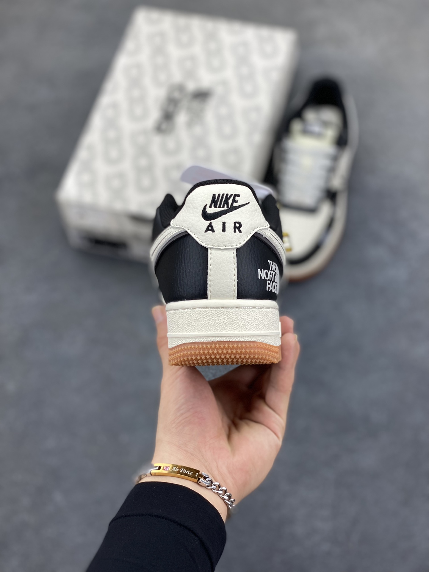 图片[4]-NIke Air Force 1 \’07 Low “北面联名——NiKe米黑生胶”空军一号 低帮 运动鞋 休闲鞋 折边针车 工艺难度大 原楦头原纸板 原装鞋盒 定制五金配件 内置全掌气垫 原厂鞋底 货号：SM6188-114 尺码：36 36.5 37.5 38 38.5 39 40 40.5 41 42 42.5 43 44 44.5 45-选品中心