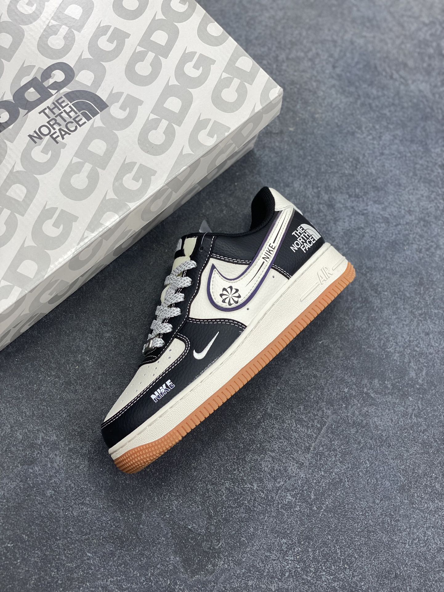 图片[7]-NIke Air Force 1 \’07 Low “北面联名——NiKe米黑生胶”空军一号 低帮 运动鞋 休闲鞋 折边针车 工艺难度大 原楦头原纸板 原装鞋盒 定制五金配件 内置全掌气垫 原厂鞋底 货号：SM6188-114 尺码：36 36.5 37.5 38 38.5 39 40 40.5 41 42 42.5 43 44 44.5 45-选品中心