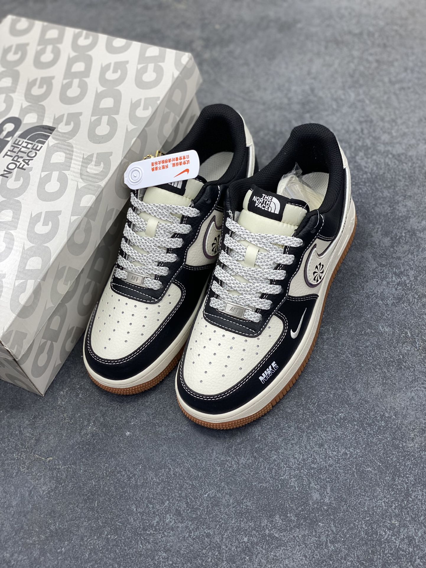 图片[8]-NIke Air Force 1 \’07 Low “北面联名——NiKe米黑生胶”空军一号 低帮 运动鞋 休闲鞋 折边针车 工艺难度大 原楦头原纸板 原装鞋盒 定制五金配件 内置全掌气垫 原厂鞋底 货号：SM6188-114 尺码：36 36.5 37.5 38 38.5 39 40 40.5 41 42 42.5 43 44 44.5 45-选品中心