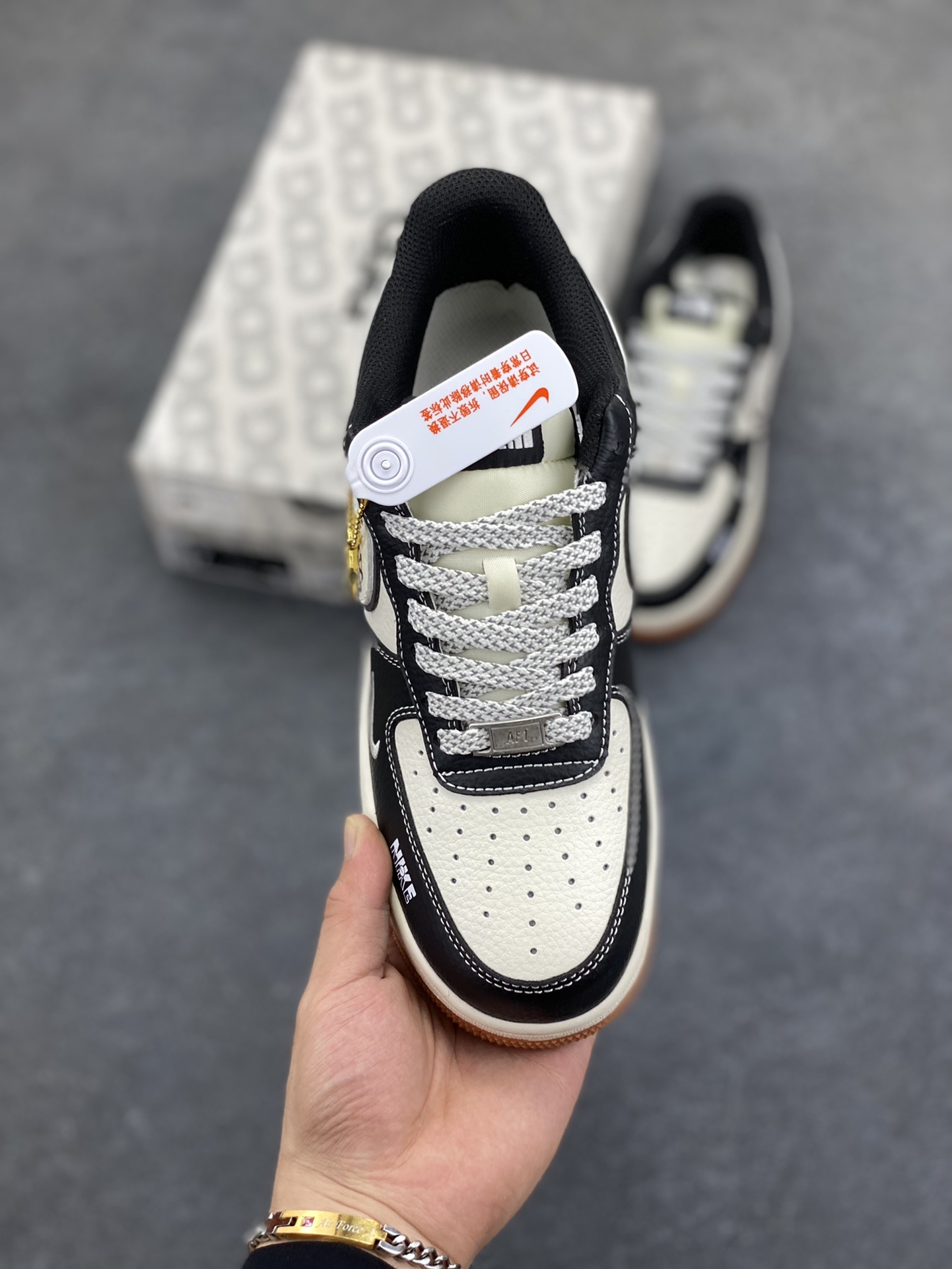 图片[2]-NIke Air Force 1 \’07 Low “北面联名——NiKe米黑生胶”空军一号 低帮 运动鞋 休闲鞋 折边针车 工艺难度大 原楦头原纸板 原装鞋盒 定制五金配件 内置全掌气垫 原厂鞋底 货号：SM6188-114 尺码：36 36.5 37.5 38 38.5 39 40 40.5 41 42 42.5 43 44 44.5 45-选品中心
