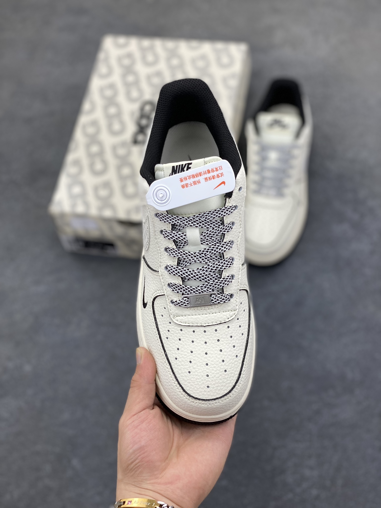 图片[2]-NIke Air Force 1 \’07 Low “北面联名——米黑网格”空军一号 低帮 运动鞋 休闲鞋 折边针车 工艺难度大 原楦头原纸板 原装鞋盒 定制五金配件 内置全掌气垫 原厂鞋底 货号：JP8028-007 尺码：36 36.5 37.5 38 38.5 39 40 40.5 41 42 42.5 43 44 44.5 45-选品中心