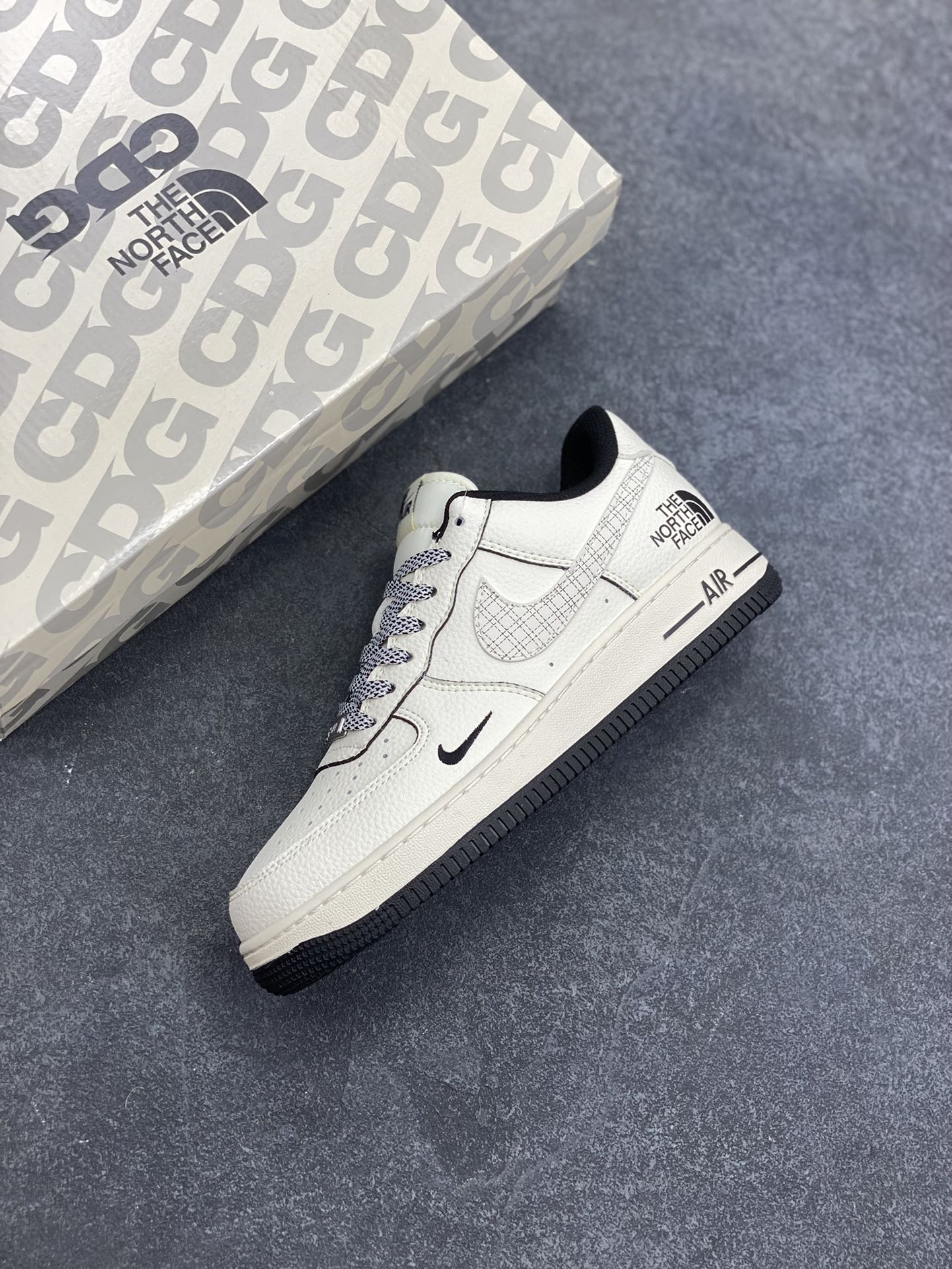 图片[7]-NIke Air Force 1 \’07 Low “北面联名——米黑网格”空军一号 低帮 运动鞋 休闲鞋 折边针车 工艺难度大 原楦头原纸板 原装鞋盒 定制五金配件 内置全掌气垫 原厂鞋底 货号：JP8028-007 尺码：36 36.5 37.5 38 38.5 39 40 40.5 41 42 42.5 43 44 44.5 45-选品中心