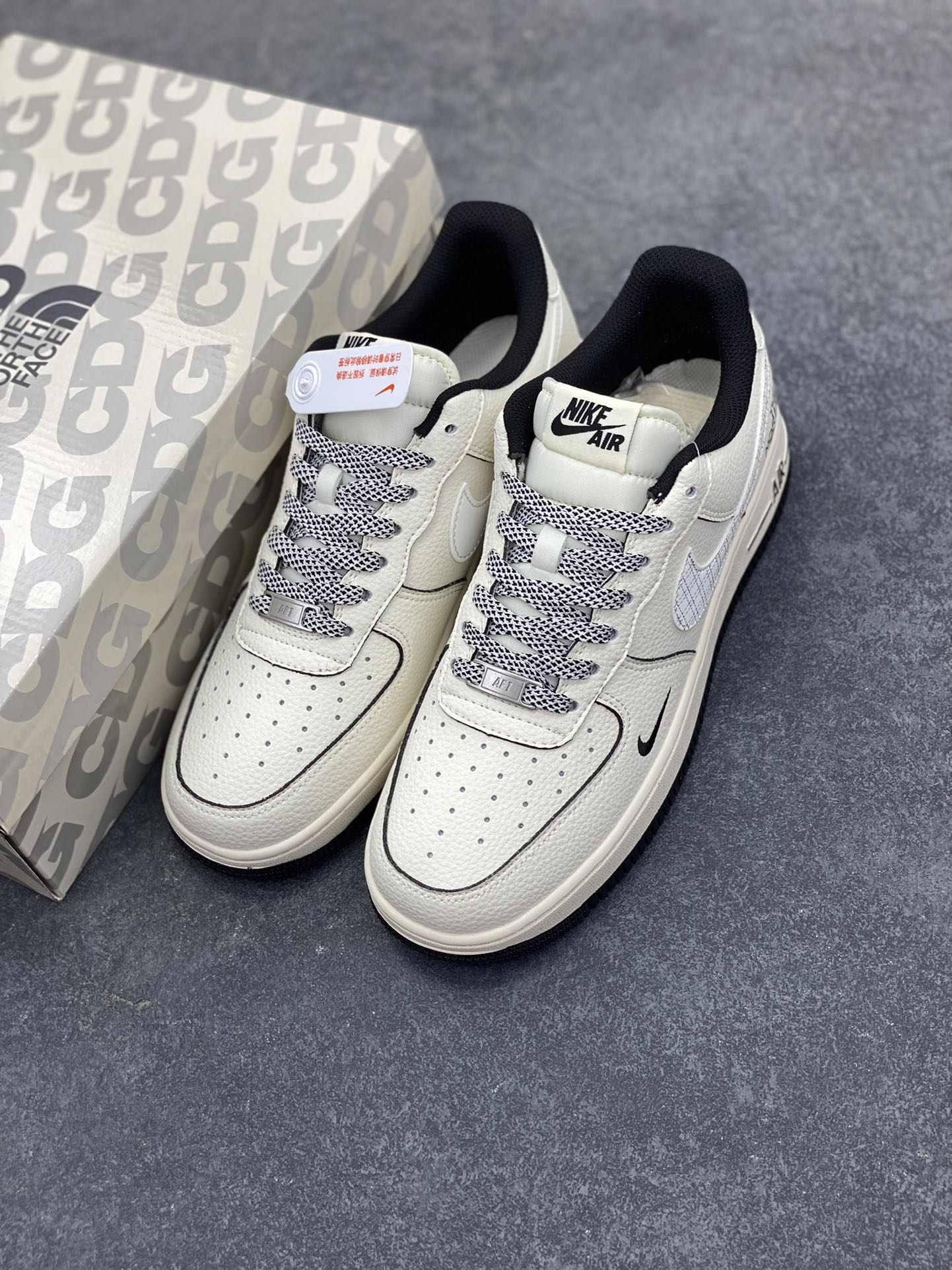 图片[8]-NIke Air Force 1 \’07 Low “北面联名——米黑网格”空军一号 低帮 运动鞋 休闲鞋 折边针车 工艺难度大 原楦头原纸板 原装鞋盒 定制五金配件 内置全掌气垫 原厂鞋底 货号：JP8028-007 尺码：36 36.5 37.5 38 38.5 39 40 40.5 41 42 42.5 43 44 44.5 45-选品中心