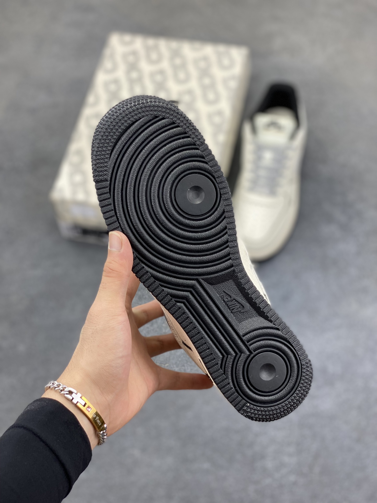 图片[5]-NIke Air Force 1 \’07 Low “北面联名——米黑网格”空军一号 低帮 运动鞋 休闲鞋 折边针车 工艺难度大 原楦头原纸板 原装鞋盒 定制五金配件 内置全掌气垫 原厂鞋底 货号：JP8028-007 尺码：36 36.5 37.5 38 38.5 39 40 40.5 41 42 42.5 43 44 44.5 45-选品中心