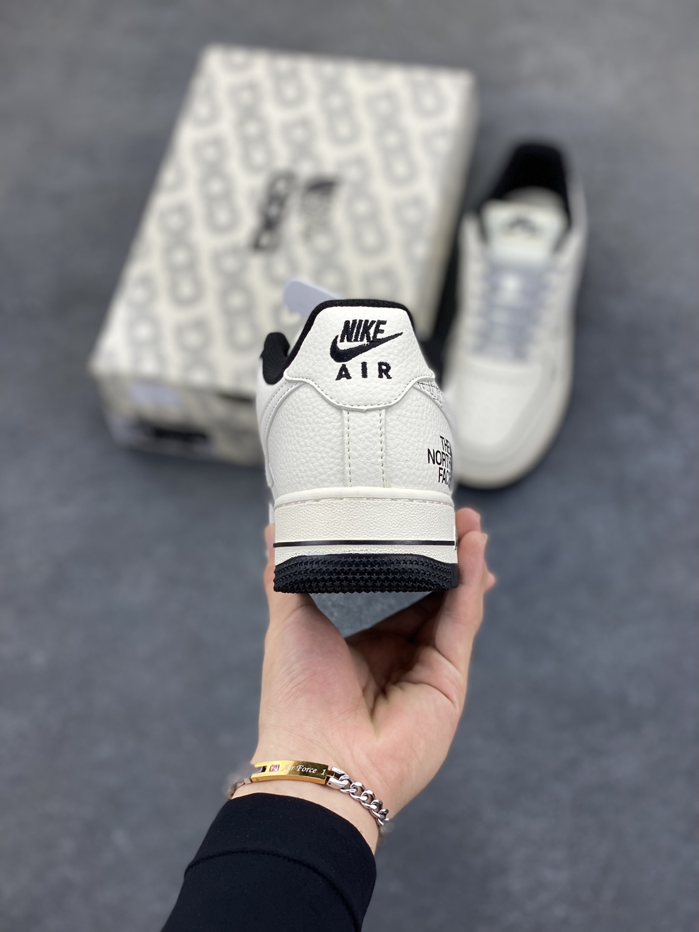 图片[4]-NIke Air Force 1 \’07 Low “北面联名——米黑网格”空军一号 低帮 运动鞋 休闲鞋 折边针车 工艺难度大 原楦头原纸板 原装鞋盒 定制五金配件 内置全掌气垫 原厂鞋底 货号：JP8028-007 尺码：36 36.5 37.5 38 38.5 39 40 40.5 41 42 42.5 43 44 44.5 45-选品中心