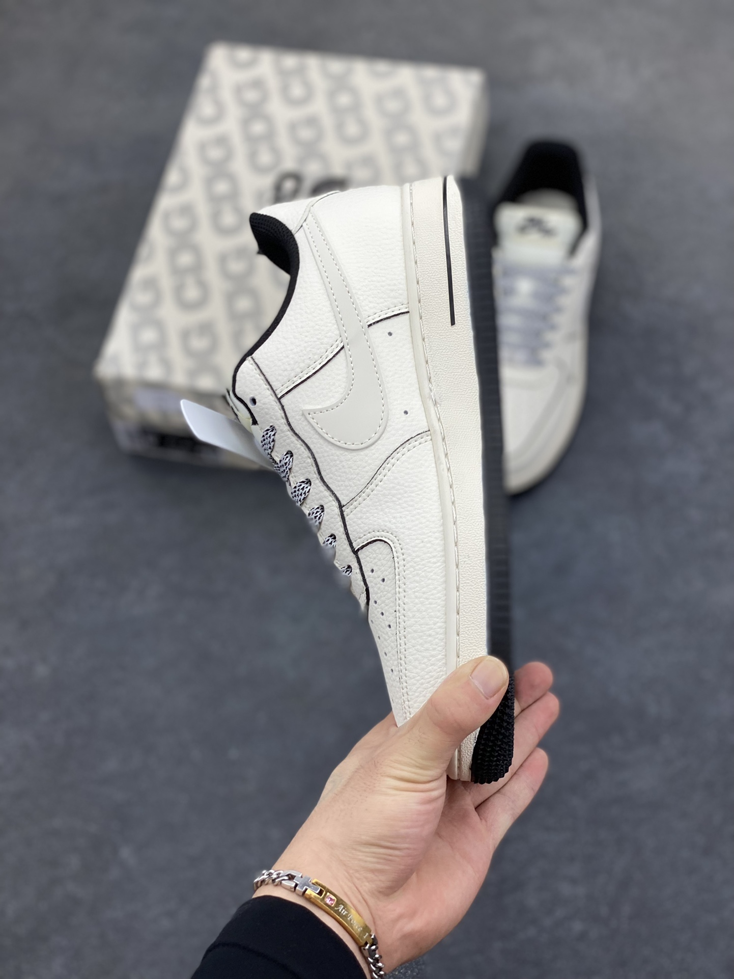 图片[3]-NIke Air Force 1 \’07 Low “北面联名——米黑网格”空军一号 低帮 运动鞋 休闲鞋 折边针车 工艺难度大 原楦头原纸板 原装鞋盒 定制五金配件 内置全掌气垫 原厂鞋底 货号：JP8028-007 尺码：36 36.5 37.5 38 38.5 39 40 40.5 41 42 42.5 43 44 44.5 45-选品中心