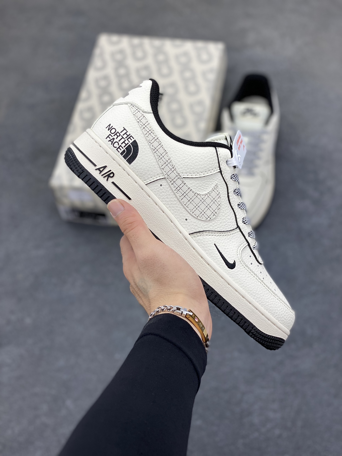 NIke Air Force 1 \'07 Low “北面联名——米黑网格”空军一号 低帮 运动鞋 休闲鞋 折边针车 工艺难度大 原楦头原纸板 原装鞋盒 定制五金配件 内置全掌气垫 原厂鞋底 货号：JP8028-007 尺码：36 36.5 37.5 38 38.5 39 40 40.5 41 42 42.5 43 44 44.5 45-选品中心