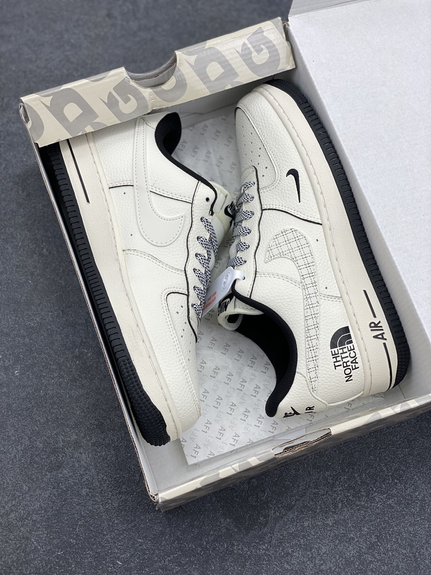 图片[9]-NIke Air Force 1 \’07 Low “北面联名——米黑网格”空军一号 低帮 运动鞋 休闲鞋 折边针车 工艺难度大 原楦头原纸板 原装鞋盒 定制五金配件 内置全掌气垫 原厂鞋底 货号：JP8028-007 尺码：36 36.5 37.5 38 38.5 39 40 40.5 41 42 42.5 43 44 44.5 45-选品中心