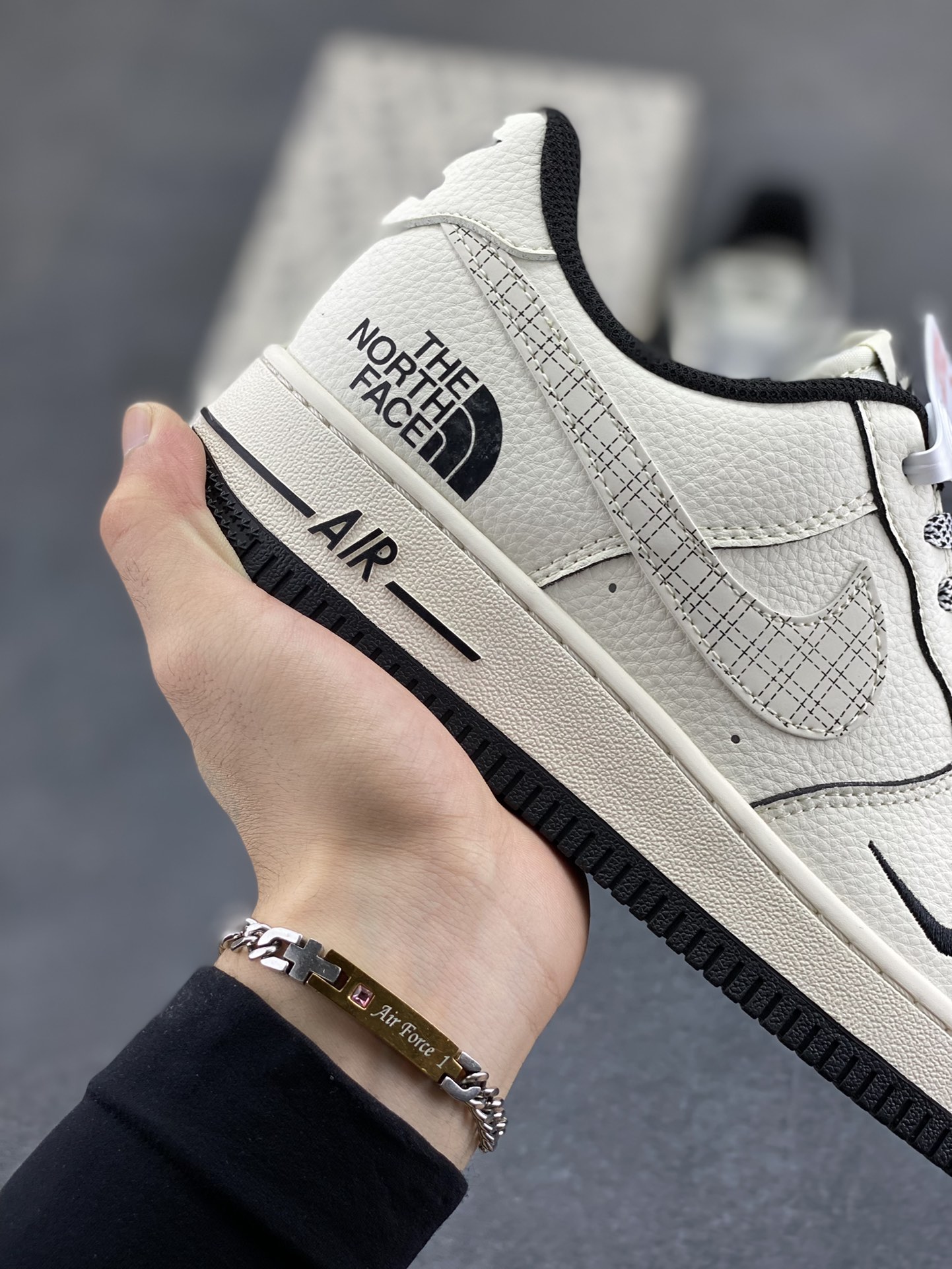 图片[6]-NIke Air Force 1 \’07 Low “北面联名——米黑网格”空军一号 低帮 运动鞋 休闲鞋 折边针车 工艺难度大 原楦头原纸板 原装鞋盒 定制五金配件 内置全掌气垫 原厂鞋底 货号：JP8028-007 尺码：36 36.5 37.5 38 38.5 39 40 40.5 41 42 42.5 43 44 44.5 45-选品中心