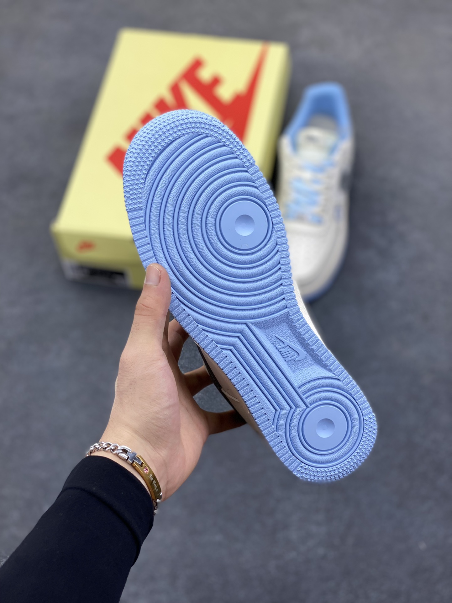 图片[5]-Nike Air Force 1 \’07 Low “斯图西联名——骷髅米灰蓝”空军一号 低帮 运动鞋 休闲鞋 折边针车 工艺难度大 原楦头原纸板 原装鞋盒 定制五金配件 内置全掌气垫 原厂鞋底 货号：QW5606-269 尺码：36 36.5 37.5 38 38.5 39 40 40.5 41 42 42.5 43 44 44.5 45-选品中心